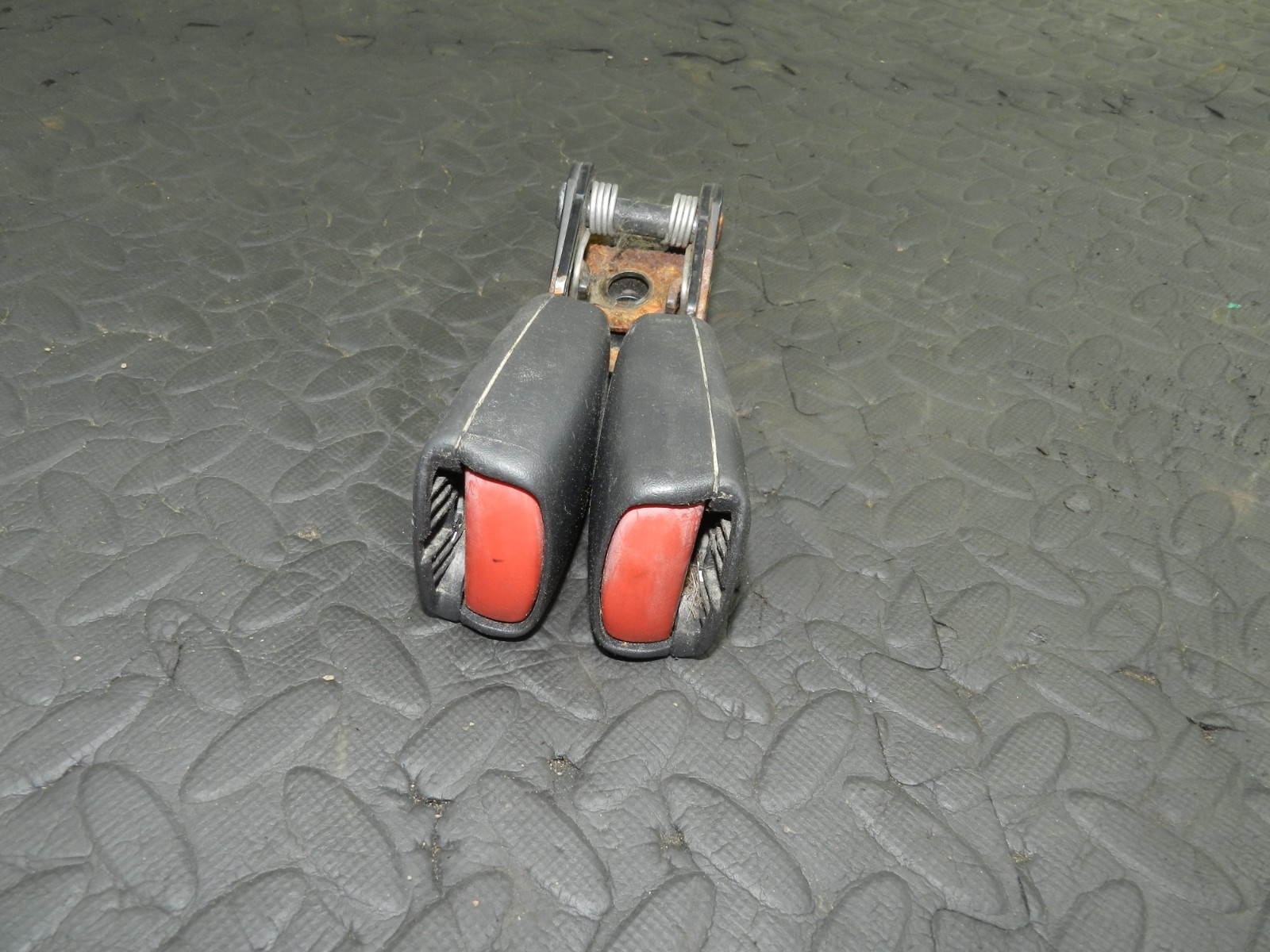 177. 2000 SAAB 9-3 CONVERTIBLE YS3D. SEAT BELT BUCKLES - Image 4