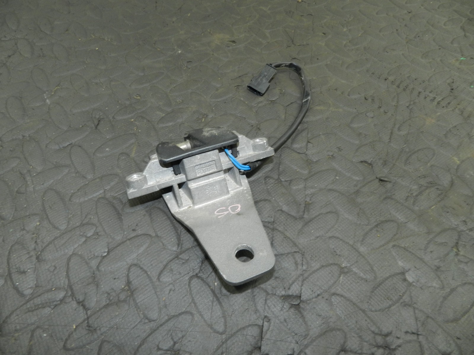 177. 2000 SAAB 9-3 CONVERTIBLE YS3D. PASSENGER SIDE ROOF CATCH