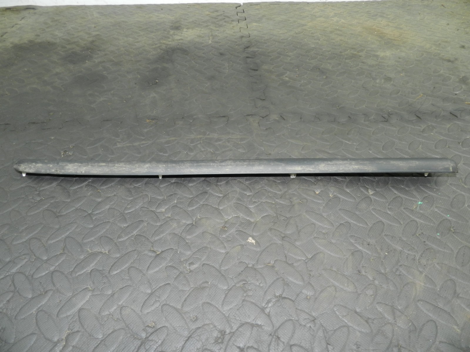 177. 2000 SAAB 9-3 CONVERTIBLE YS3D. DRIVER SIDE REAR QUARTER HINGE TRIM - Image 2