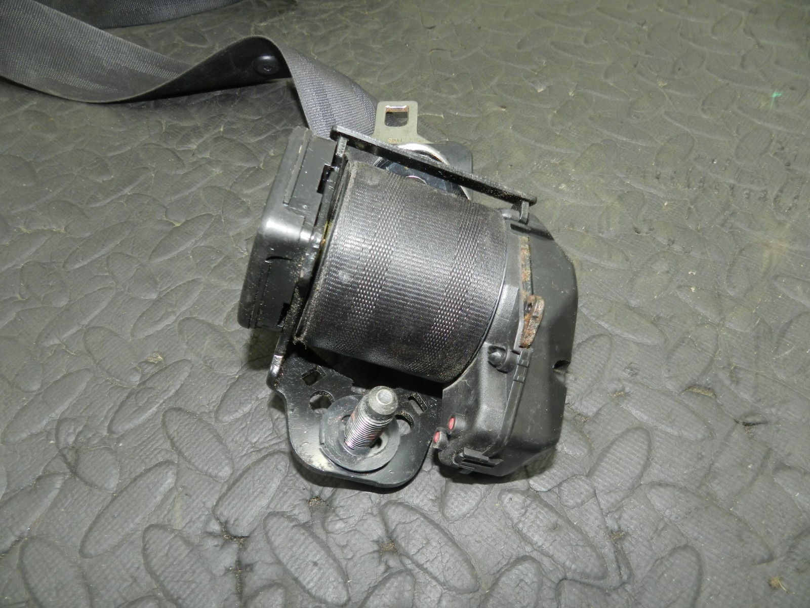 177. 2000 SAAB 9-3 CONVERTIBLE YS3D. PASSENGER SIDE REAR SEAT BELT