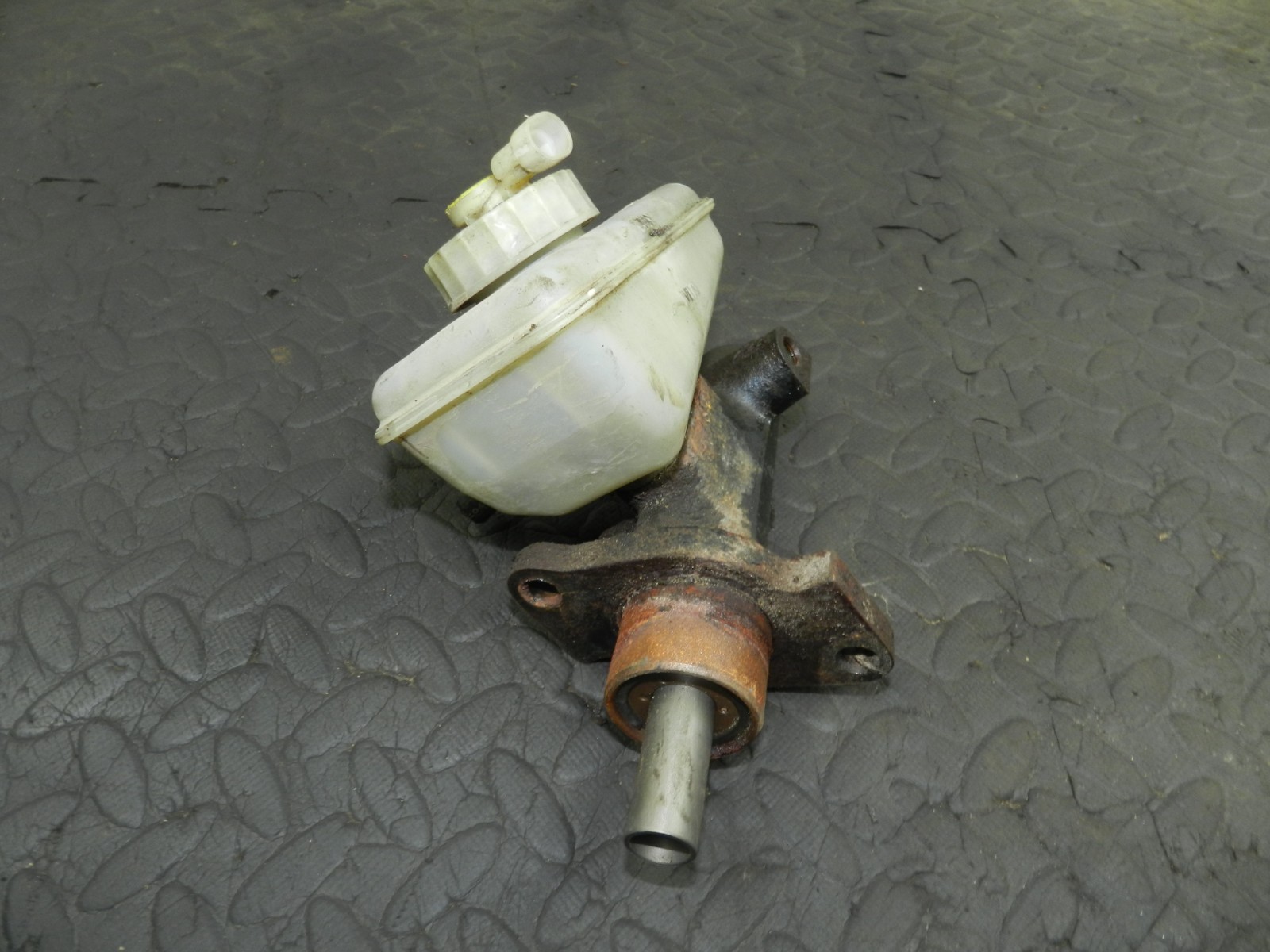 177. 2000 SAAB 9-3 CONVERTIBLE YS3D. BRAKE MASTER CYLINDER