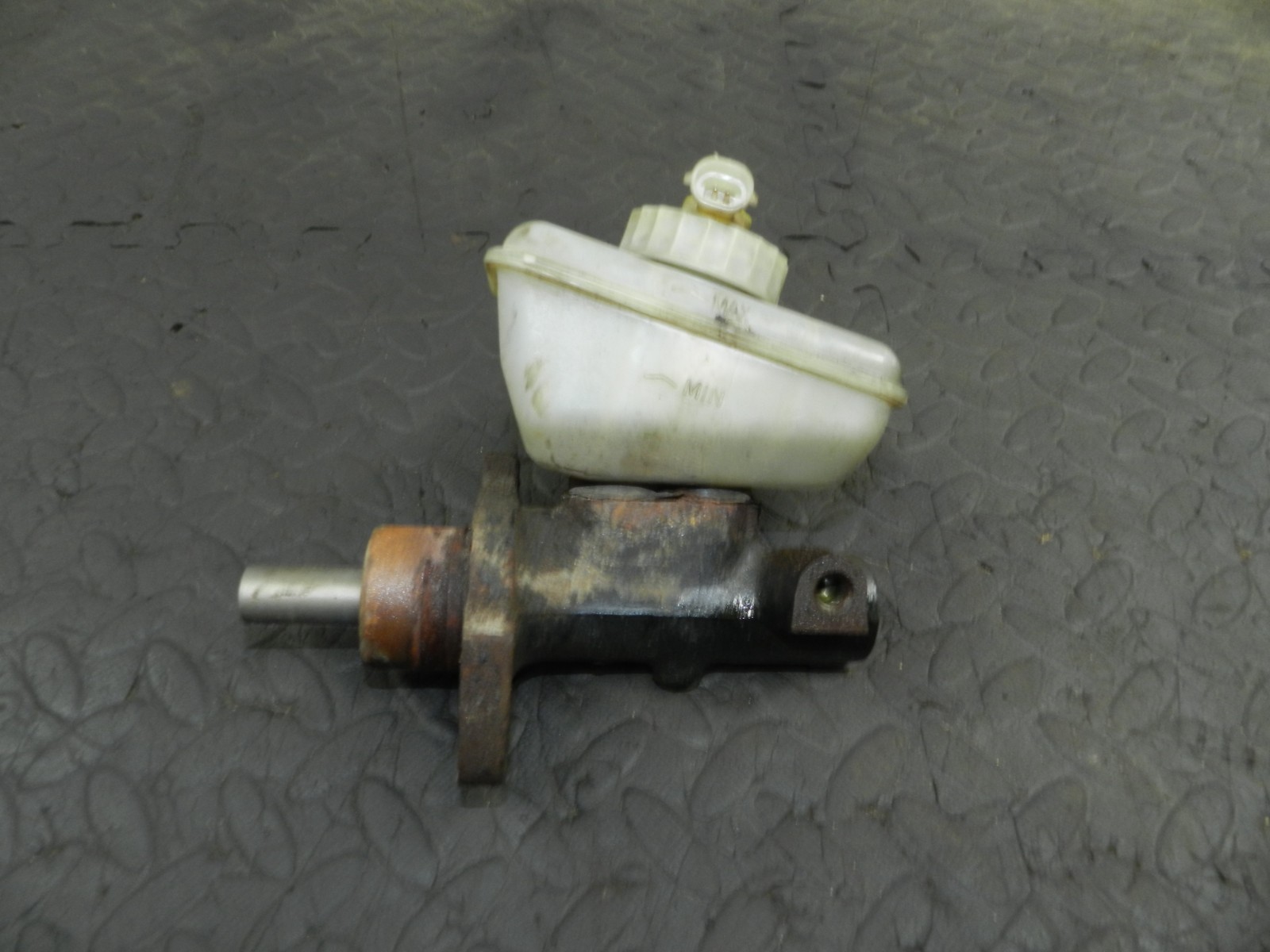177. 2000 SAAB 9-3 CONVERTIBLE YS3D. BRAKE MASTER CYLINDER - Image 2
