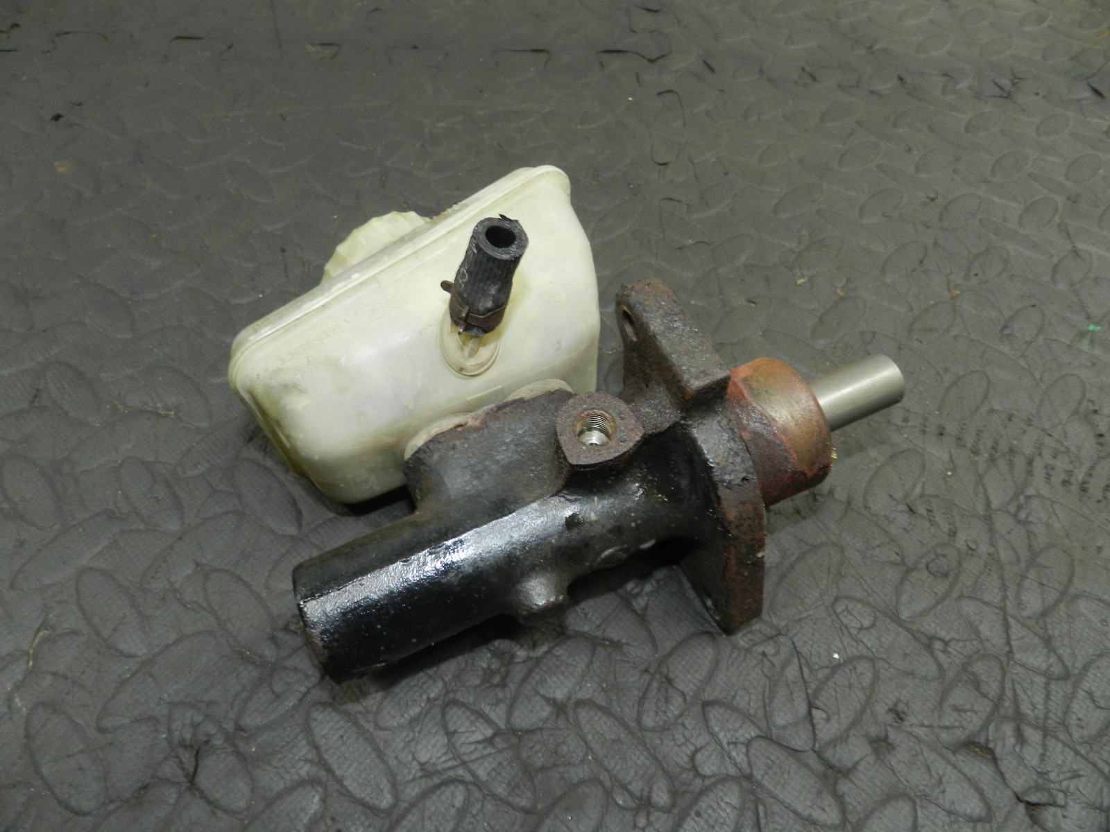 177. 2000 SAAB 9-3 CONVERTIBLE YS3D. BRAKE MASTER CYLINDER - Image 3