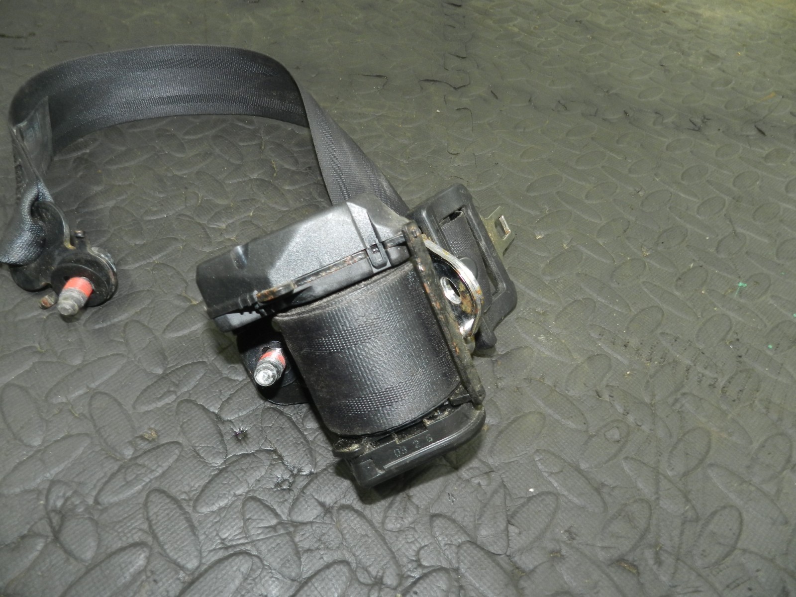 177. 2000 SAAB 9-3 CONVERTIBLE YS3D. DRIVER SIDE REAR SEAT BELT - Image 2