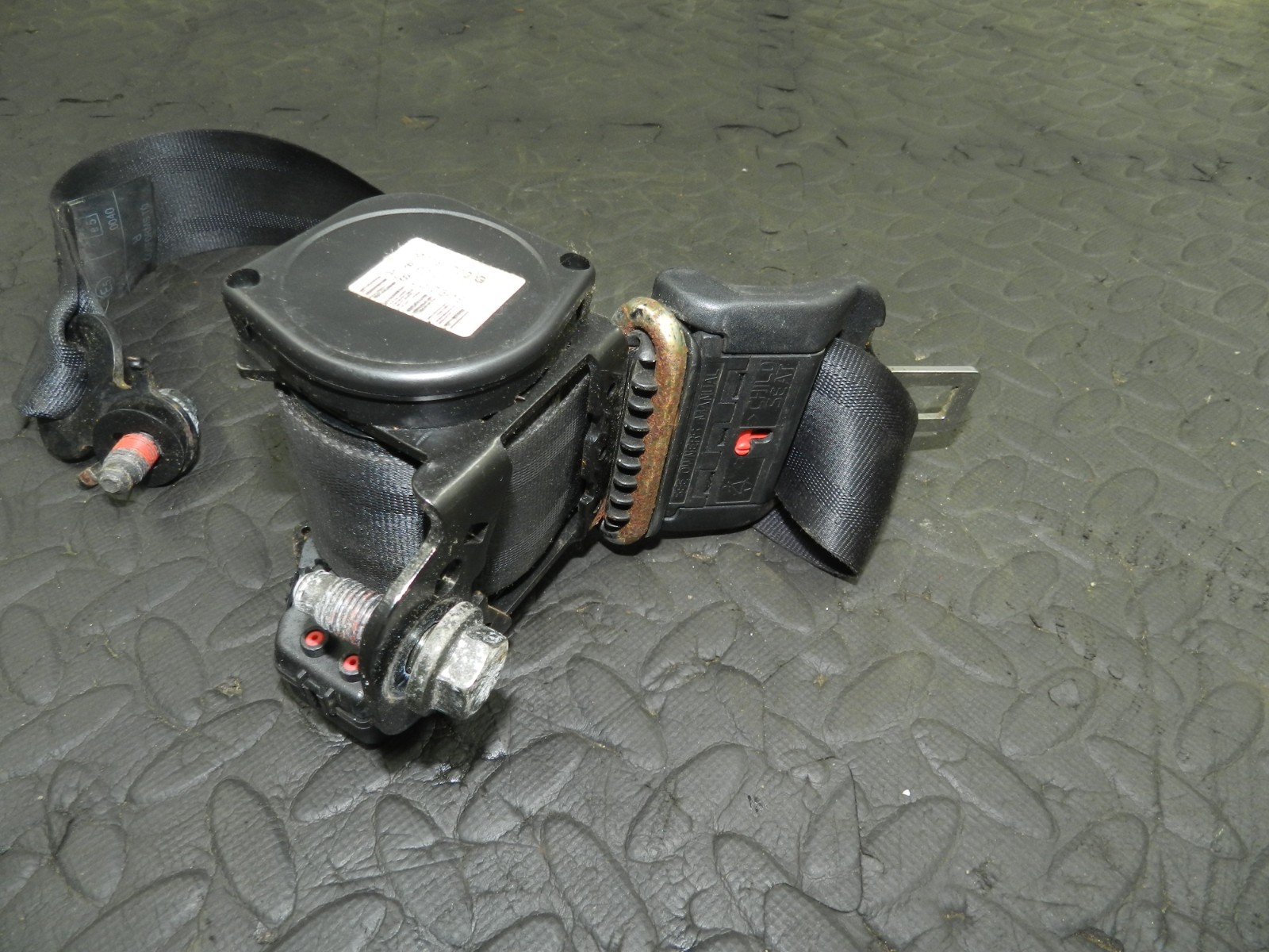 177. 2000 SAAB 9-3 CONVERTIBLE YS3D. DRIVER SIDE REAR SEAT BELT - Image 3