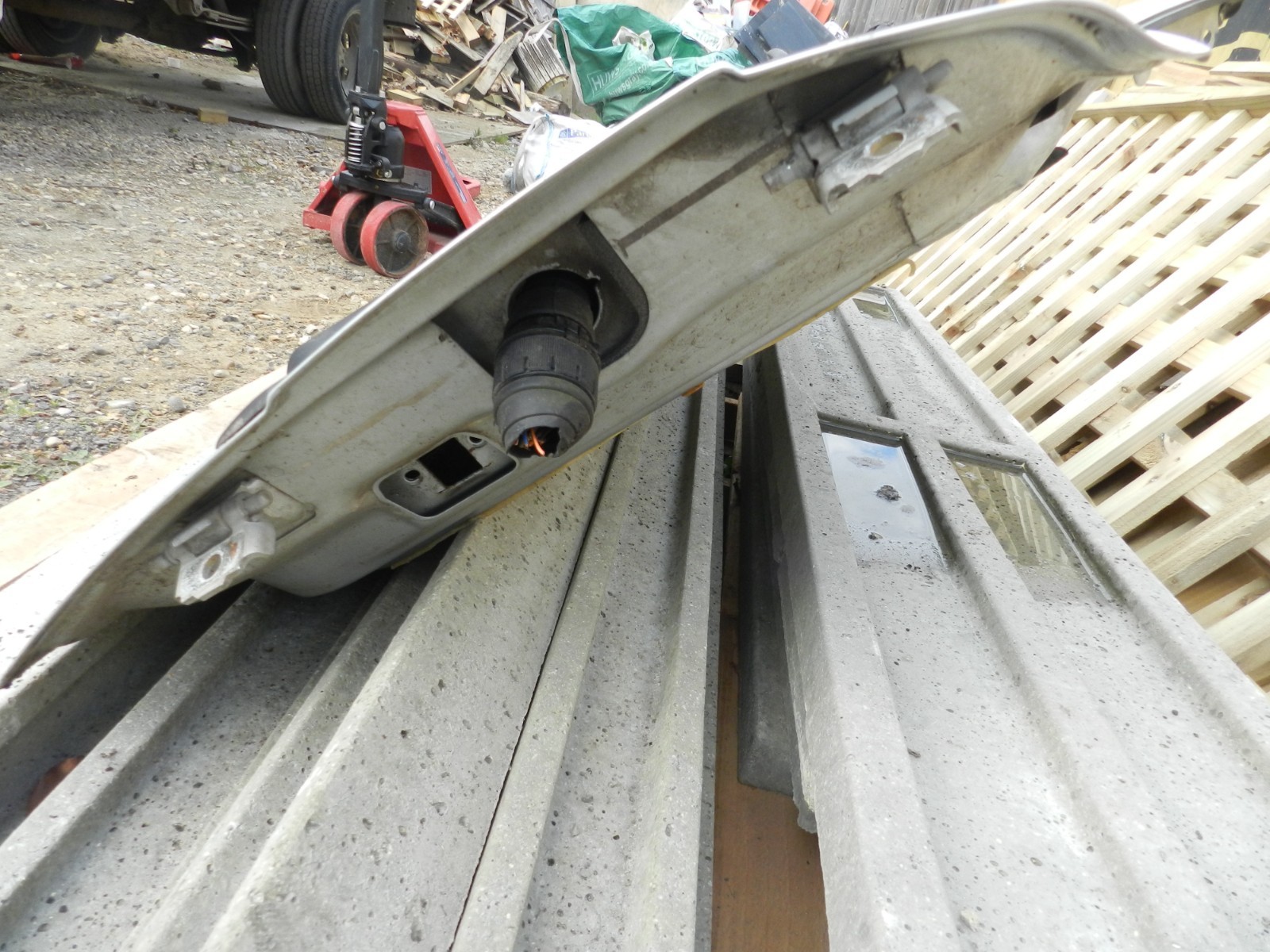 177. 2000 SAAB 9-3 CONVERTIBLE YS3D. DRIVER SIDE DOOR SHELL IN SILVER