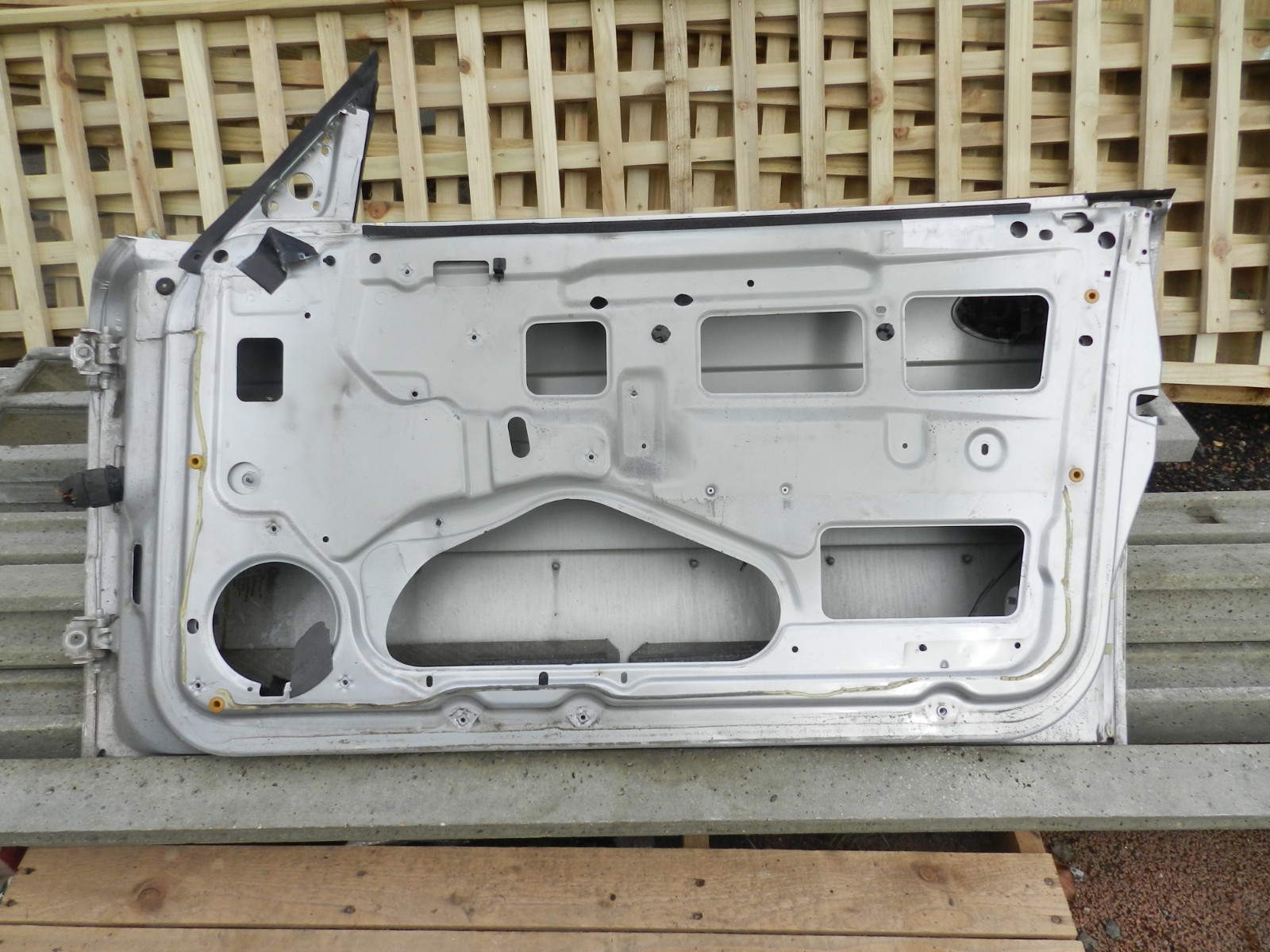 177. 2000 SAAB 9-3 CONVERTIBLE YS3D. DRIVER SIDE DOOR SHELL IN SILVER - Image 2
