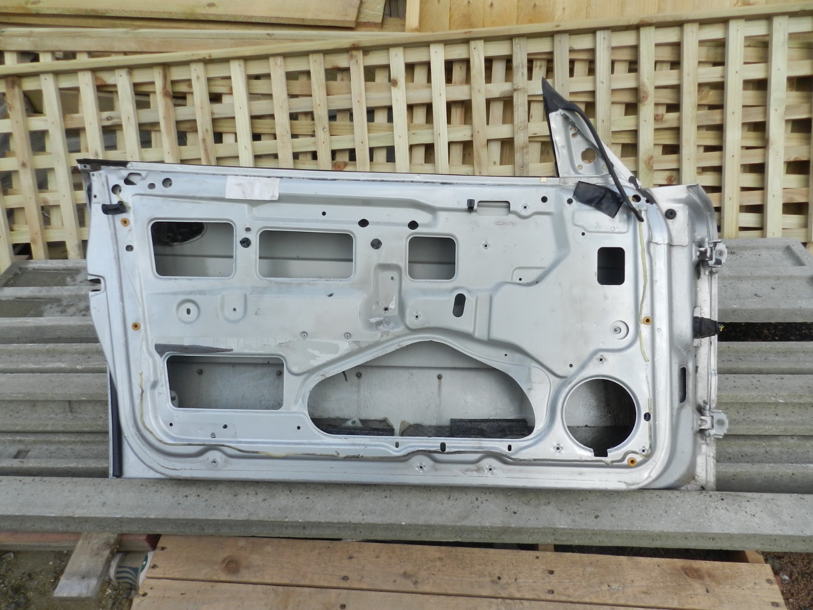 177. 2000 SAAB 9-3 CONVERTIBLE YS3D. PASSENGER SIDE DOOR SHELL IN SILVER