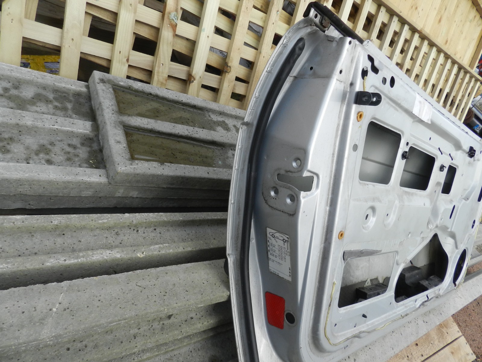 177. 2000 SAAB 9-3 CONVERTIBLE YS3D. PASSENGER SIDE DOOR SHELL IN SILVER - Image 3