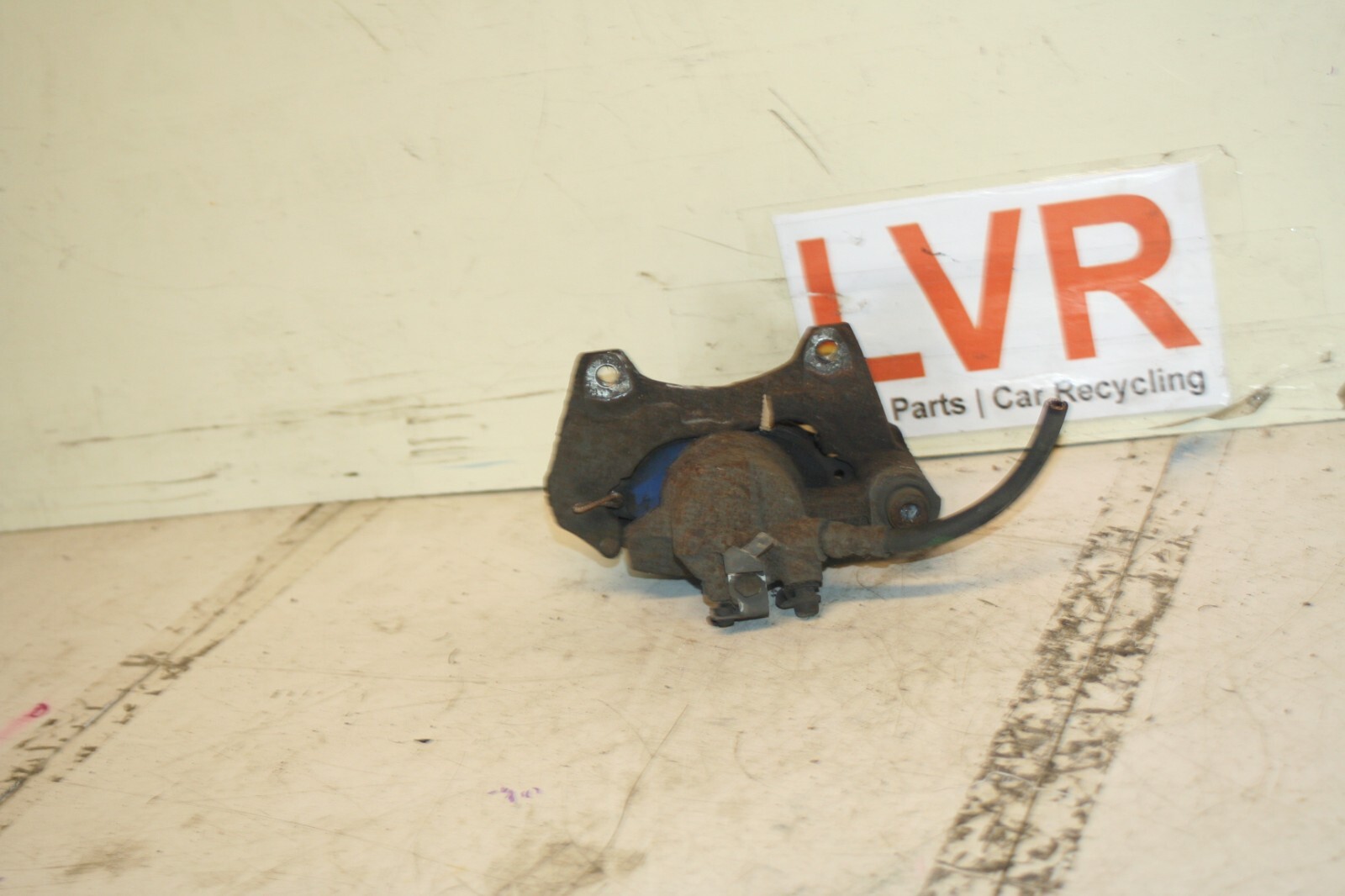 2008 FIAT 500. 1.2 PETROL. BRAKE CALIPER AND CARRIER PASSENGER SIDE FRONT NEAR - Image 2