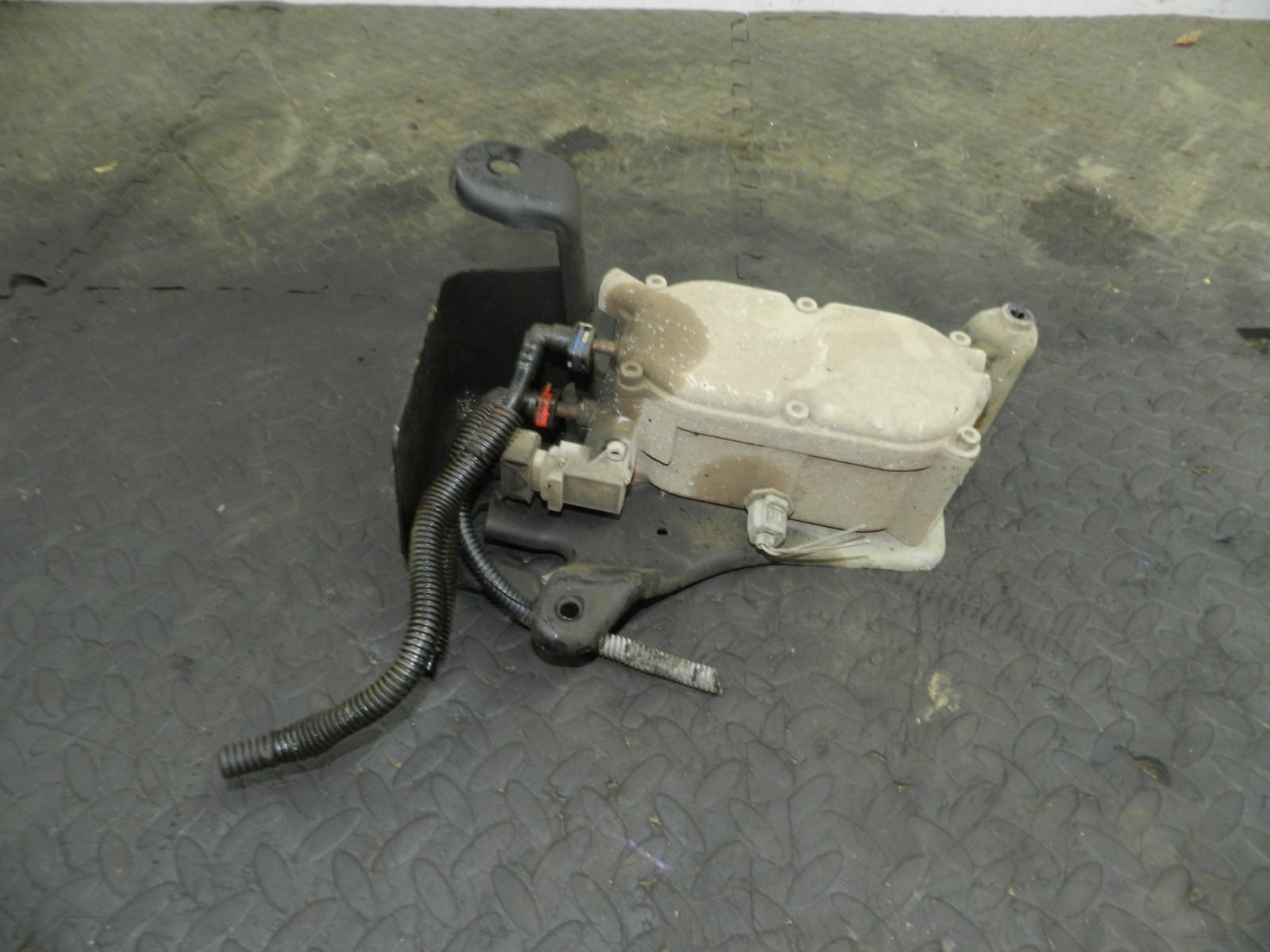 172. 2011 JEEP GRAND CHEROKEE MK4 WK2. DIESEL FUEL FILTER HOUSING