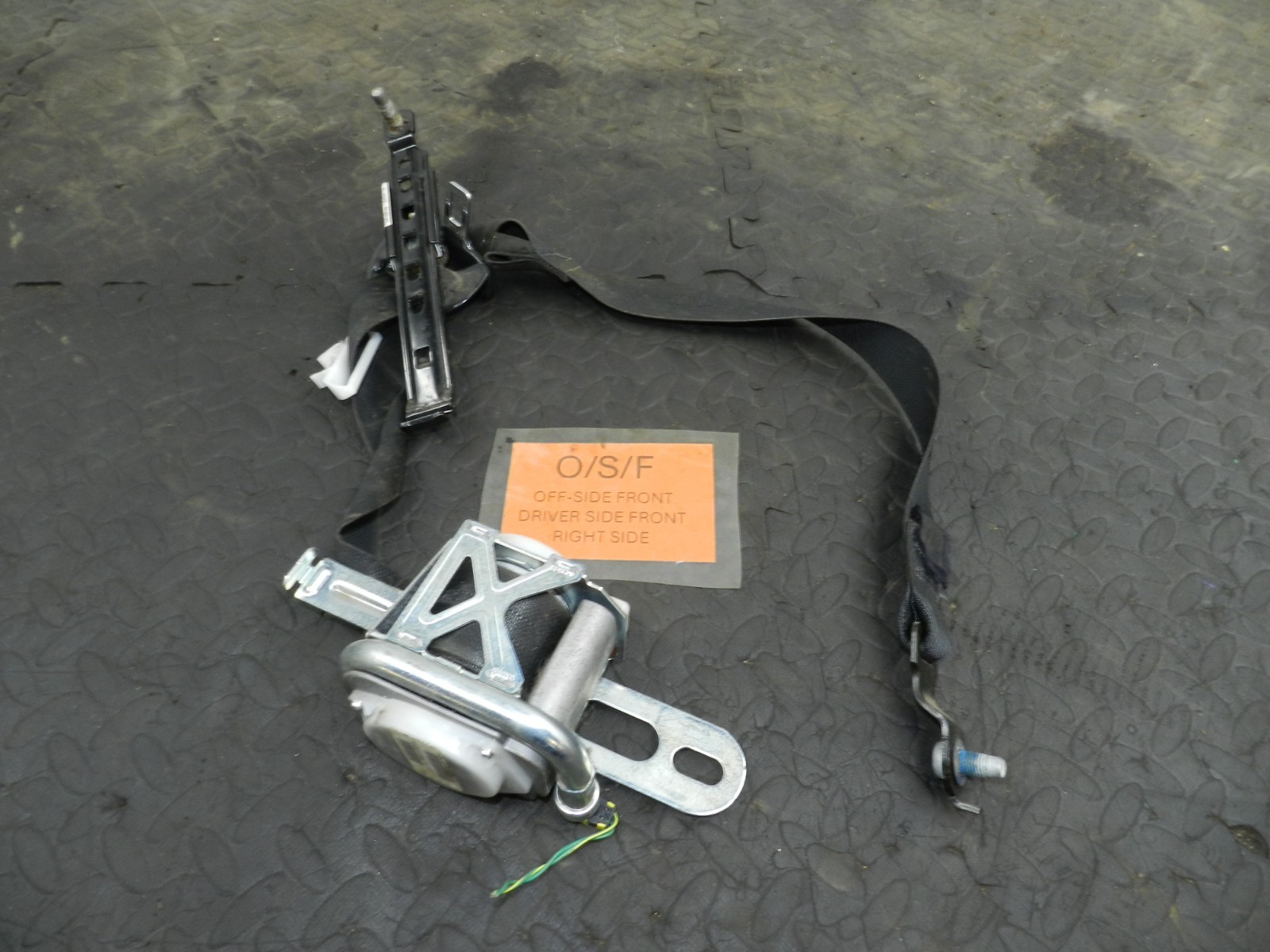 172. 2011 JEEP GRAND CHEROKEE MK4 WK2. DRIVER SIDE FRONT SEAT BELT