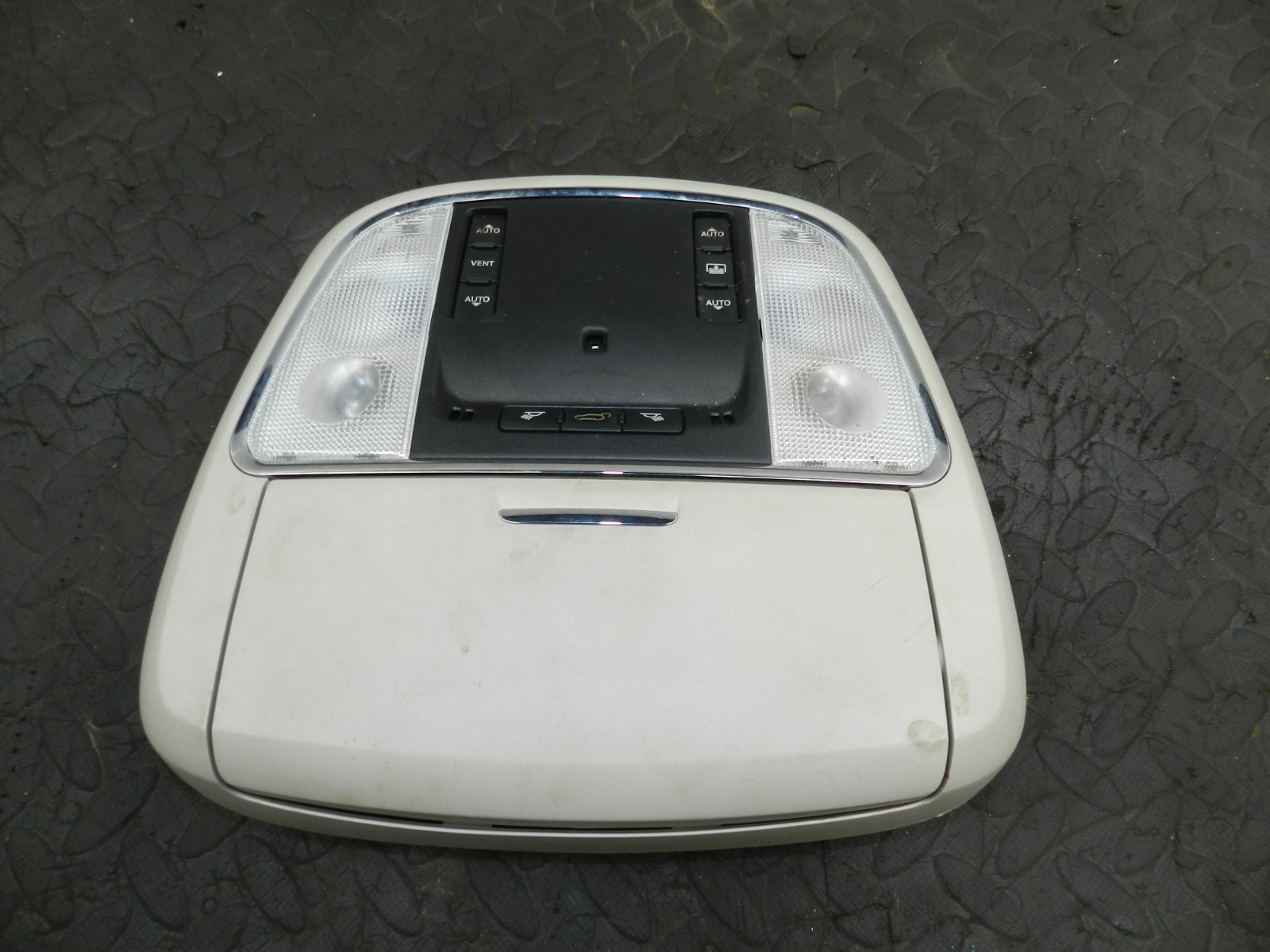 172. 2011 JEEP GRAND CHEROKEE MK4 WK2. ROOF INTERIOR LIGHTS + SWITCHES