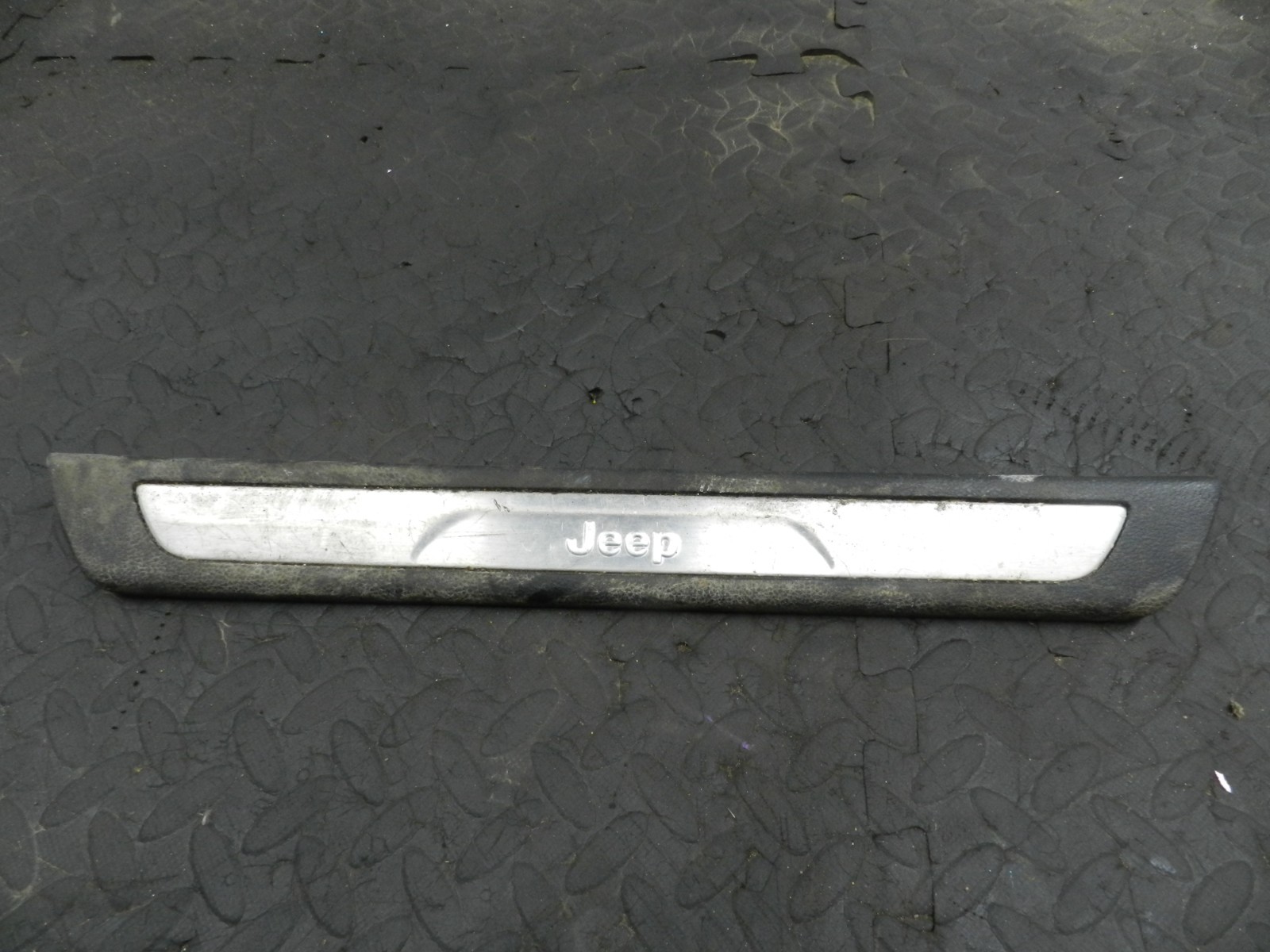 172. 2011 JEEP GRAND CHEROKEE MK4 WK2. SILL TRIM PASSENGER SIDE FRONT