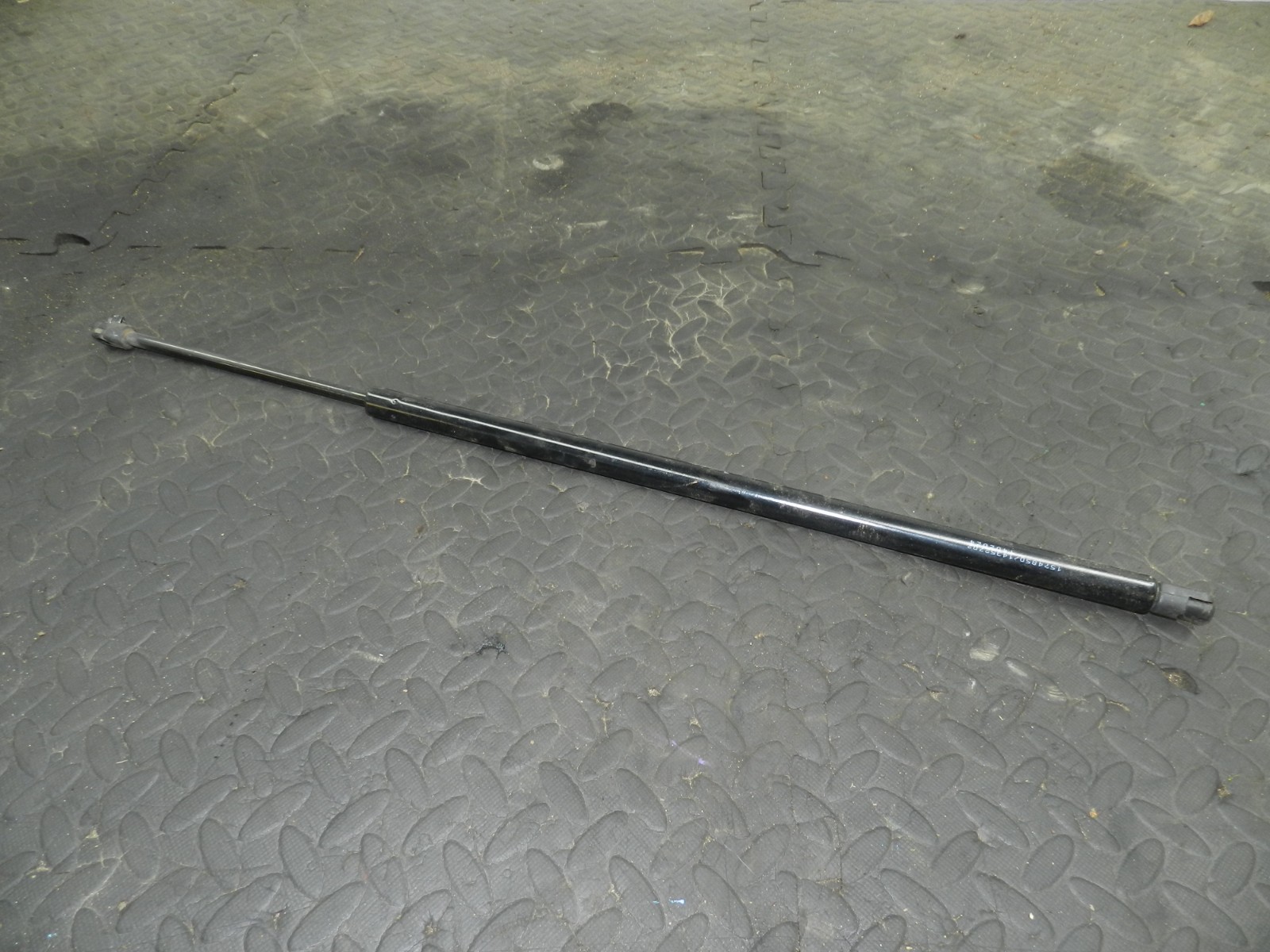 172. 2011 JEEP GRAND CHEROKEE MK4 WK2. DRIVER SIDE BONNET GAS STRUT - Image 2