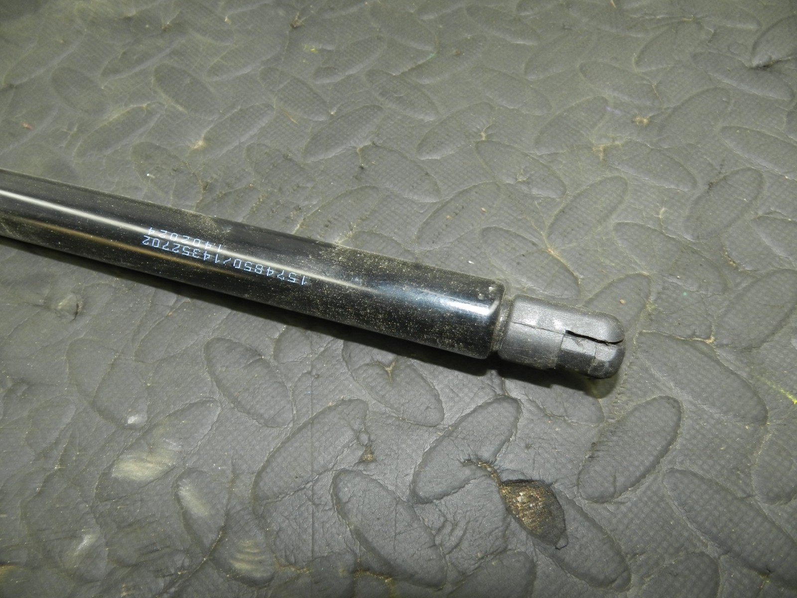 172. 2011 JEEP GRAND CHEROKEE MK4 WK2. DRIVER SIDE BONNET GAS STRUT - Image 3