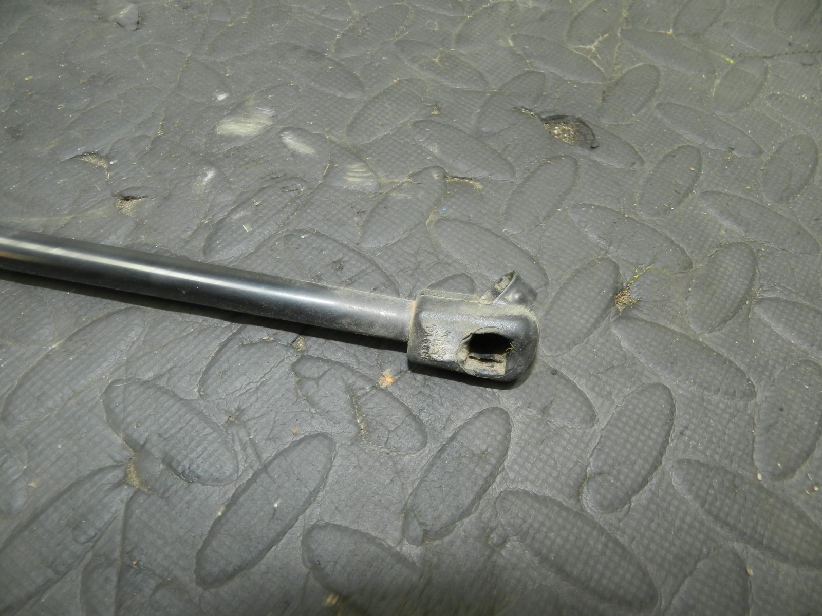 172. 2011 JEEP GRAND CHEROKEE MK4 WK2. DRIVER SIDE BONNET GAS STRUT - Image 4