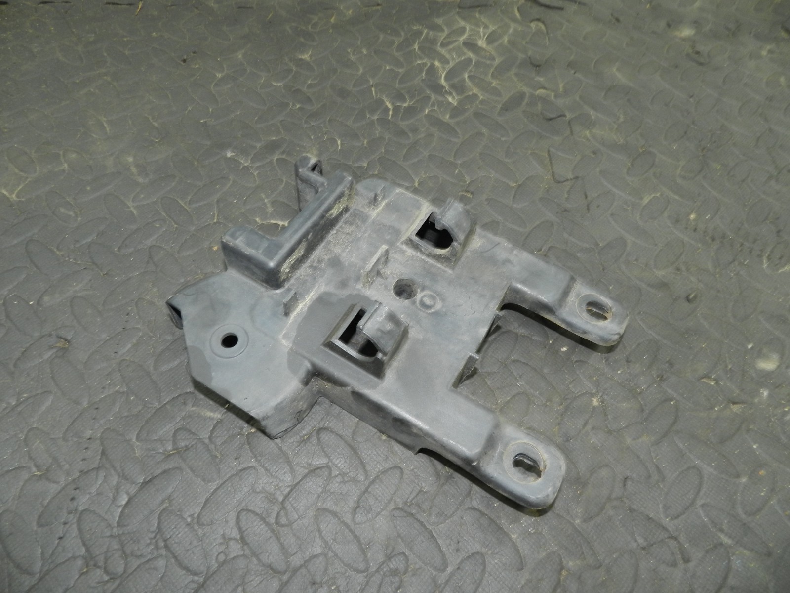 172. 2011 JEEP GRAND CHEROKEE MK4 WK2. FRONT BUMPER MOUNT FRAME