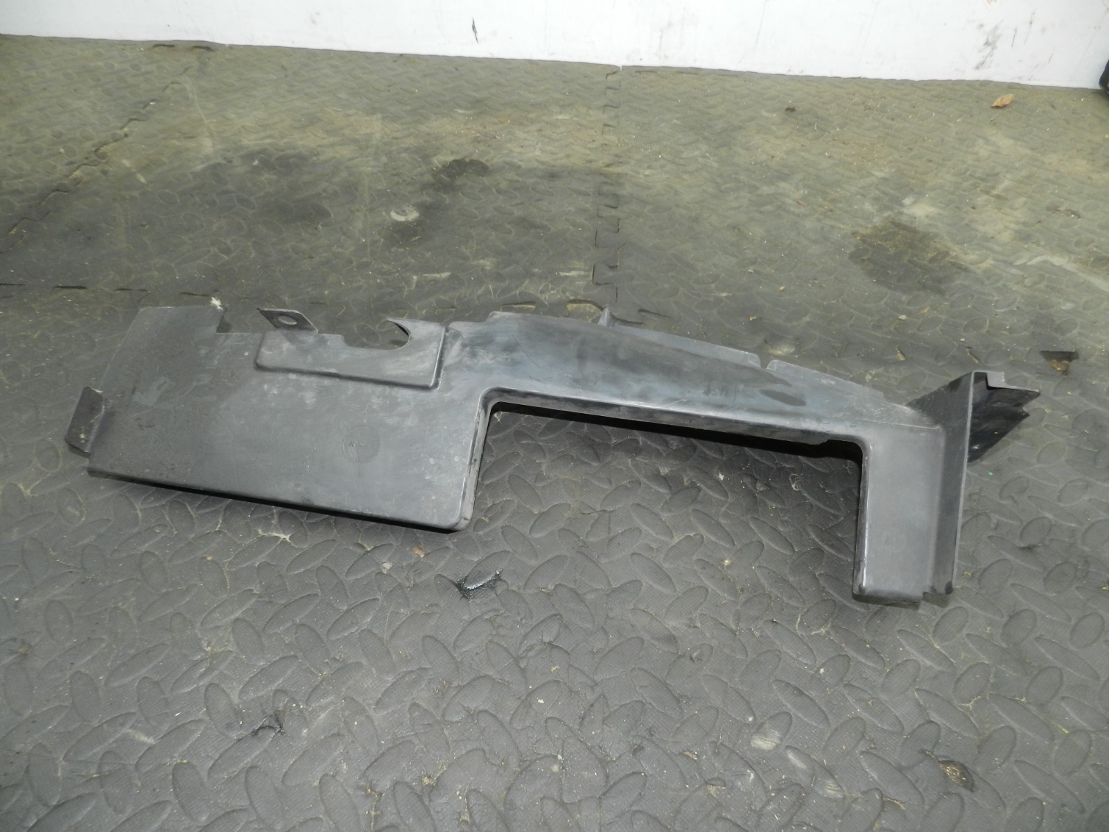 172. 2011 JEEP GRAND CHEROKEE MK4 WK2. DRIVER SIDE RADIATOR FRAME SHROUD - Image 2