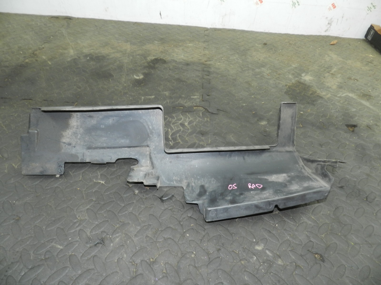 172. 2011 JEEP GRAND CHEROKEE MK4 WK2. DRIVER SIDE RADIATOR FRAME SHROUD - Image 3