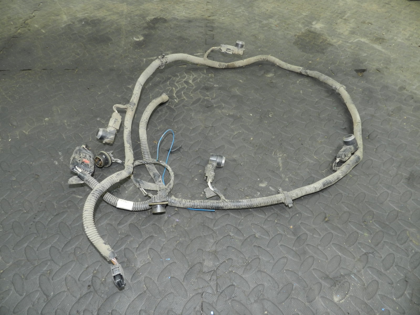 172. 2011 JEEP GRAND CHEROKEE MK4 WK2. REAR BUMPER PARKING SENSORS + WIRING LOOM