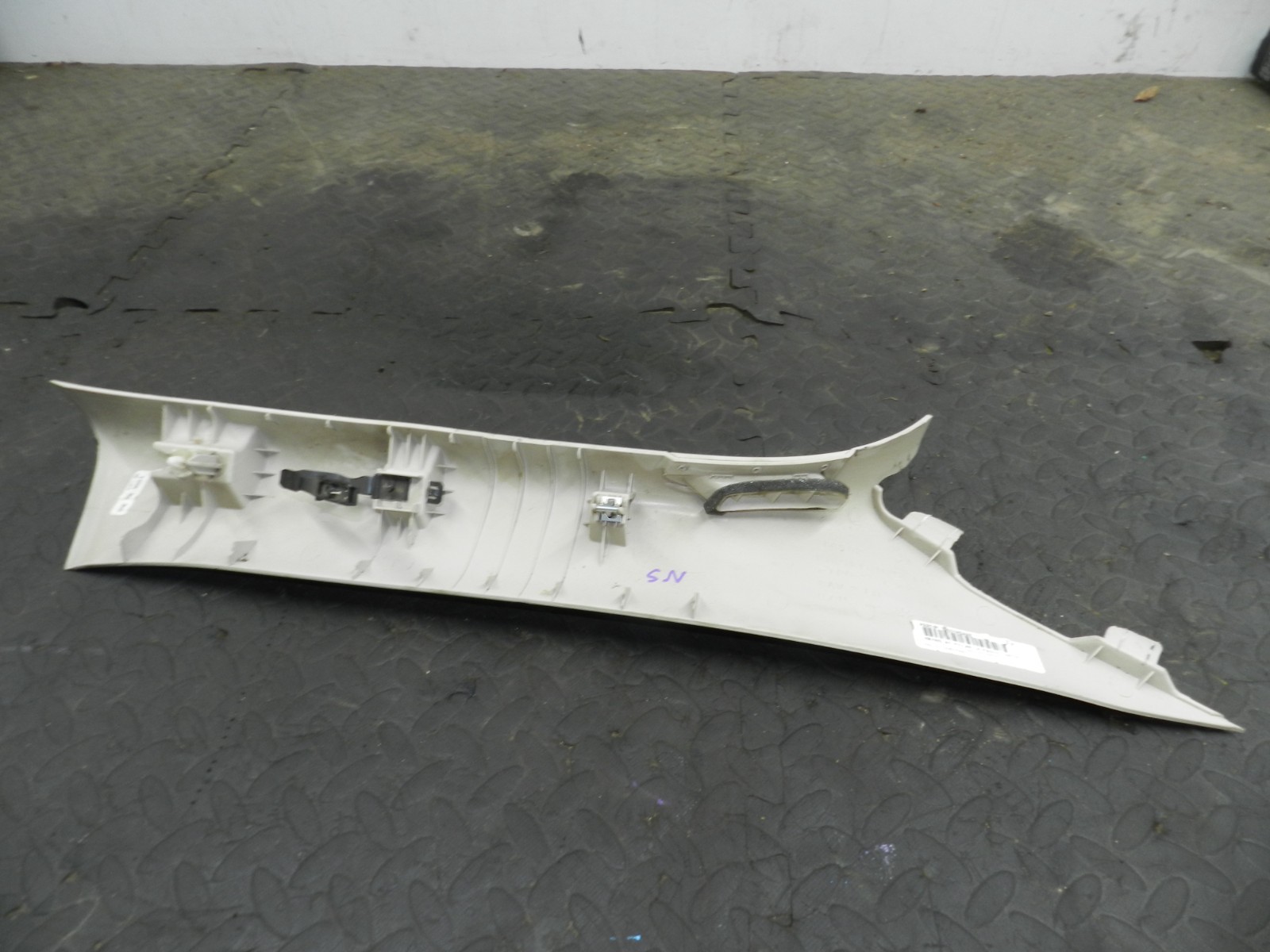 172. 2011 JEEP GRAND CHEROKEE MK4 WK2. PASSENGER SIDE A PILLAR TRIM - Image 2