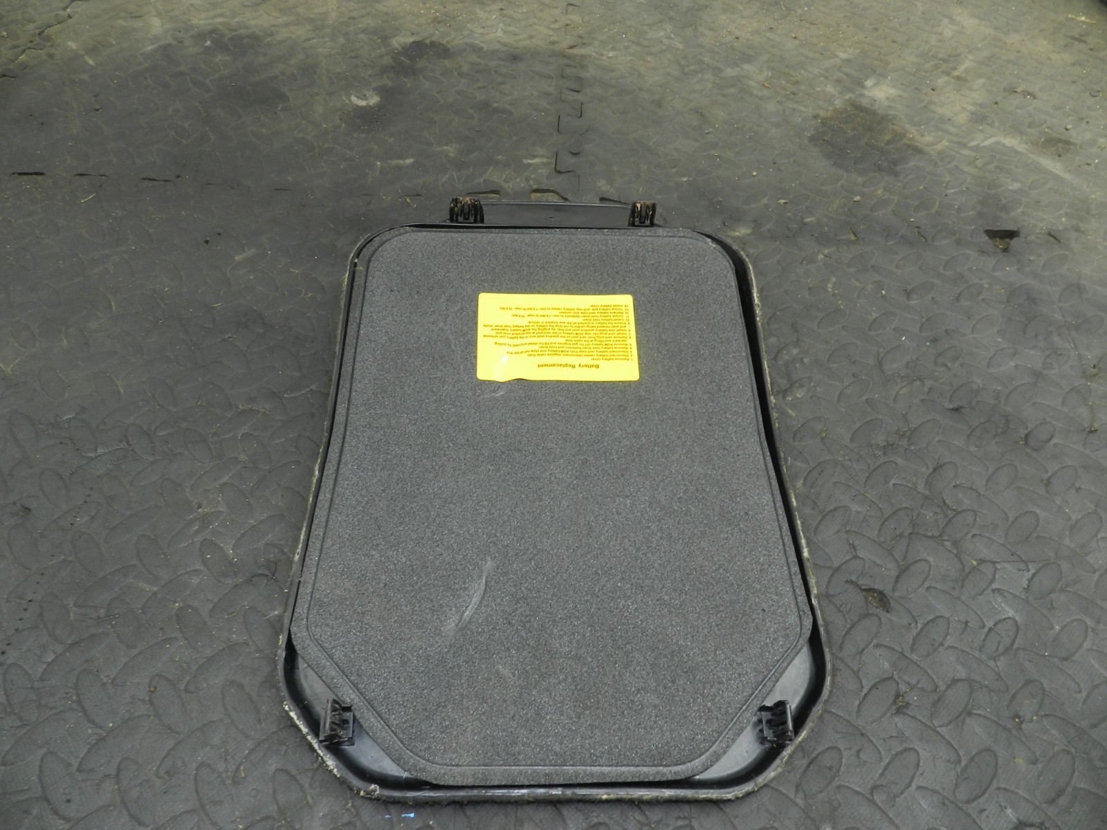 172. 2011 JEEP GRAND CHEROKEE MK4 WK2. BATTERY COVER TRIM - Image 2