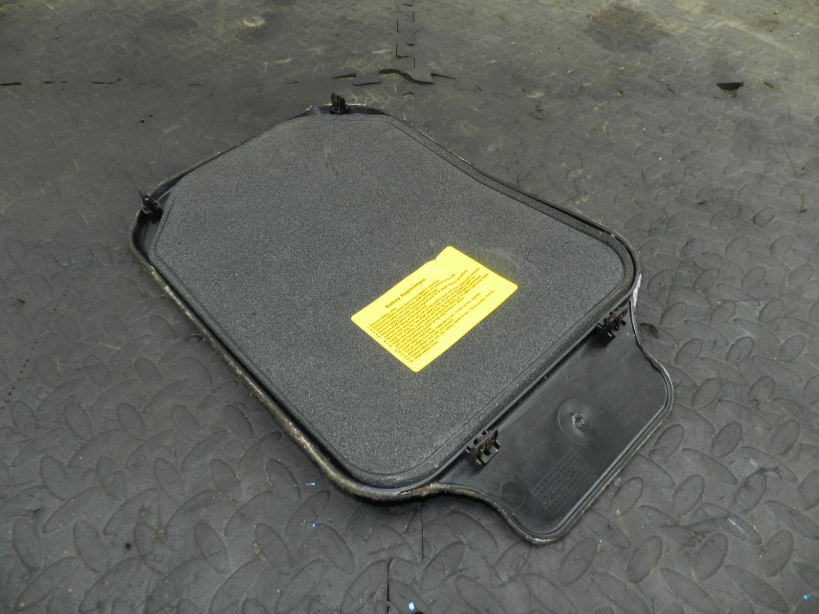 172. 2011 JEEP GRAND CHEROKEE MK4 WK2. BATTERY COVER TRIM - Image 3