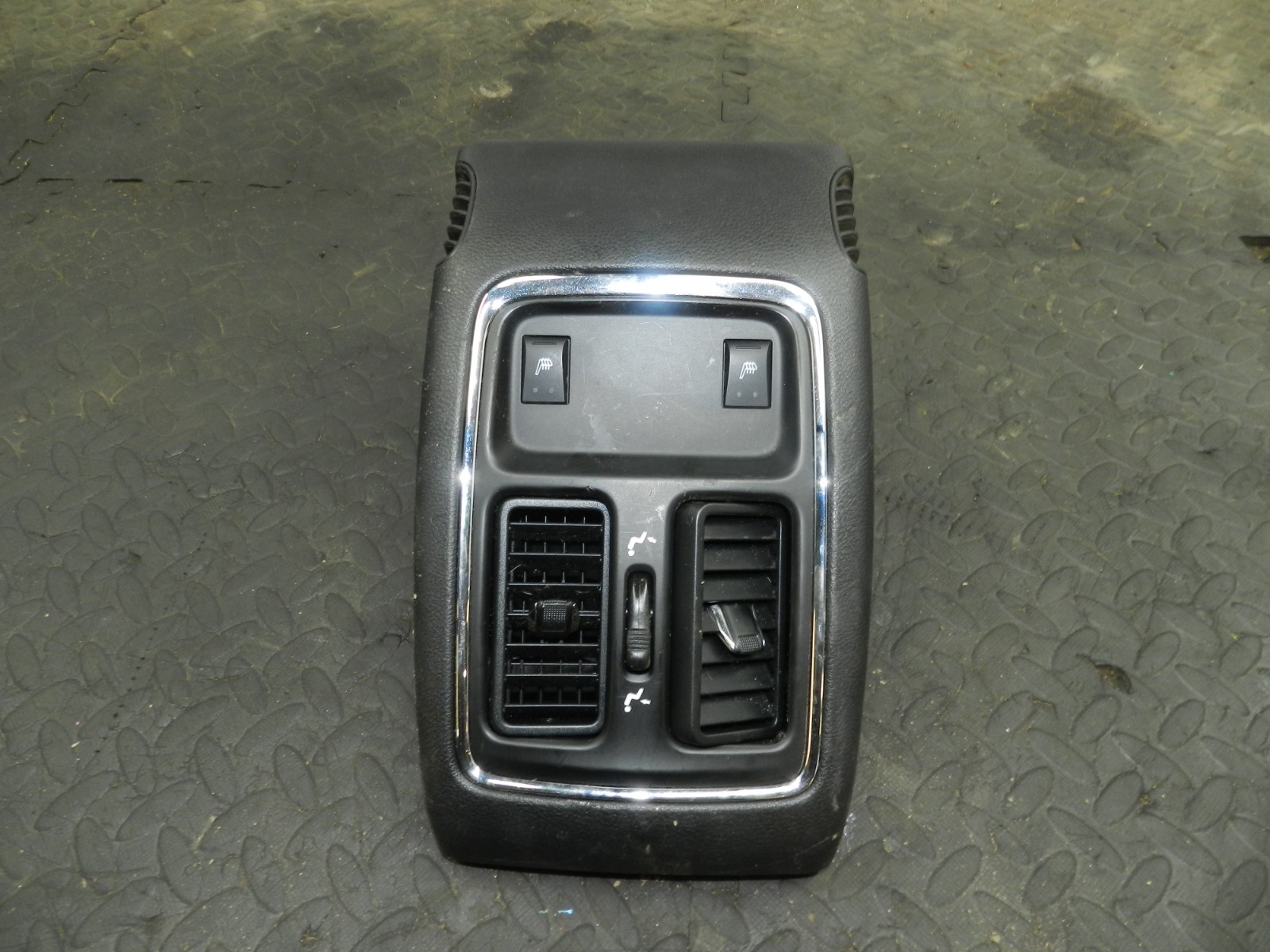 172 2011 JEEP GRAND CHEROKEE MK4 WK2 CENTRE CONSOLE REAR TRIM W HEAT SEAT BUTTON