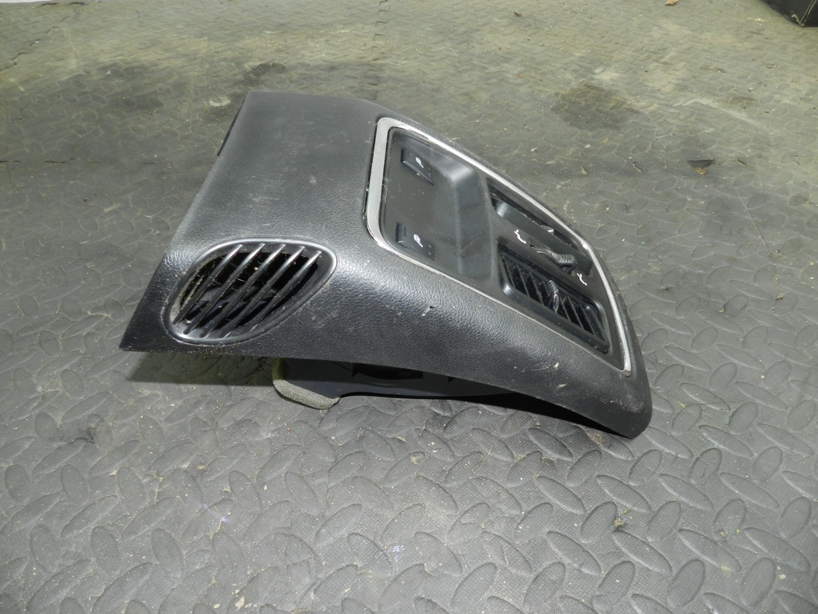 172 2011 JEEP GRAND CHEROKEE MK4 WK2 CENTRE CONSOLE REAR TRIM W HEAT SEAT BUTTON - Image 4