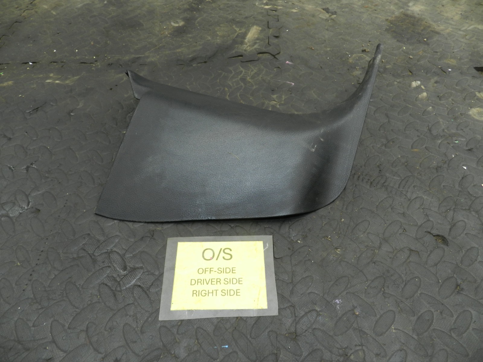 172. 2011 JEEP GRAND CHEROKEE MK4 WK2. DRIVER SIDE FLOOR TRIM