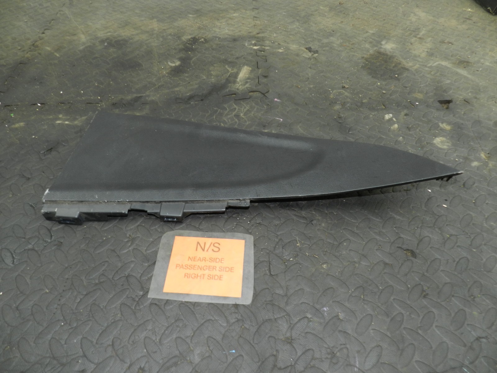 172. 2011 JEEP GRAND CHEROKEE MK4 WK2. PASSENGER SIDE CENTRE CONSOLE PANEL TRIM