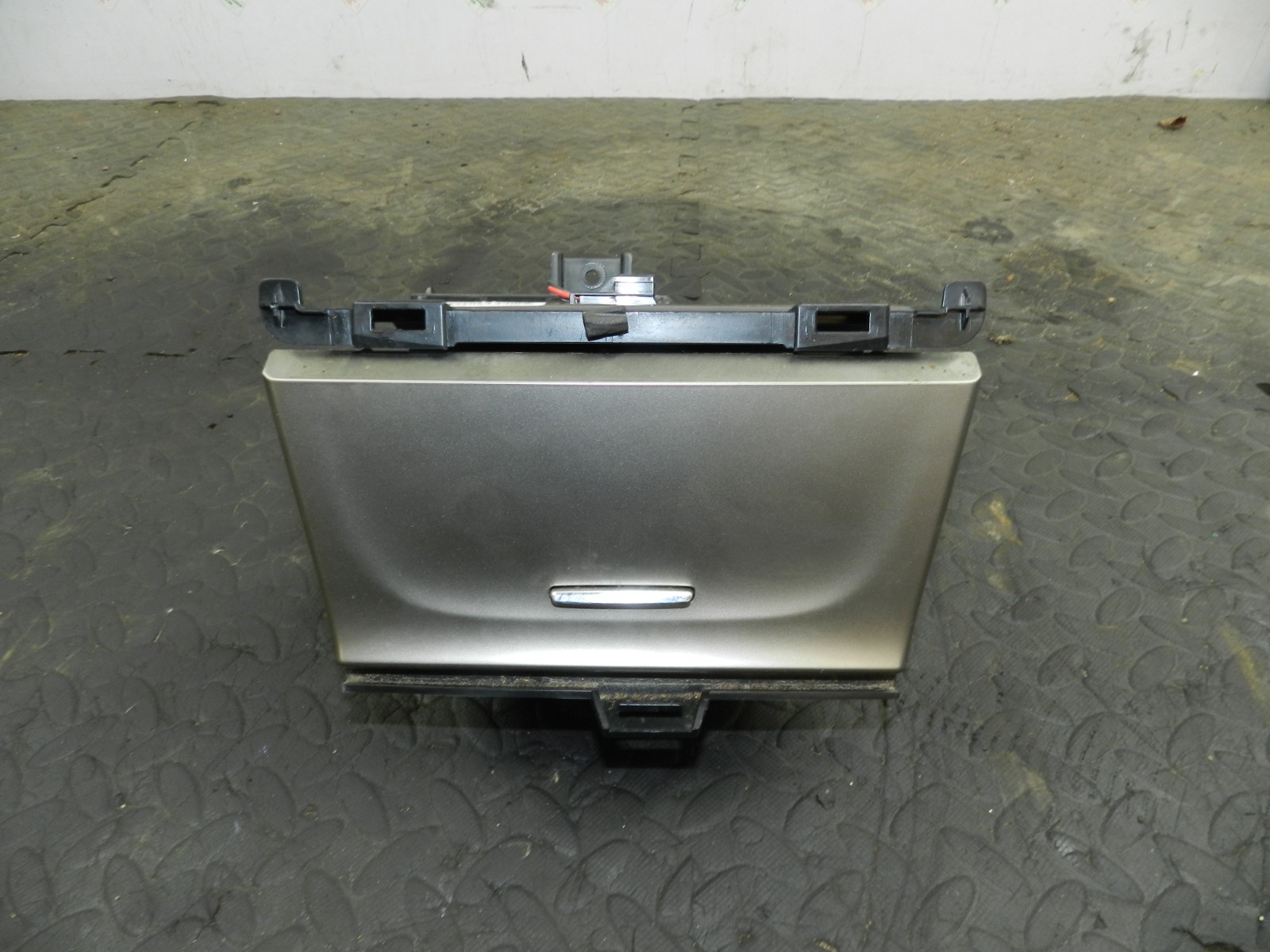 172. 2011 JEEP GRAND CHEROKEE MK4 WK2. CENTRE CONSOLE STORAGE POCKET ASH TRAY