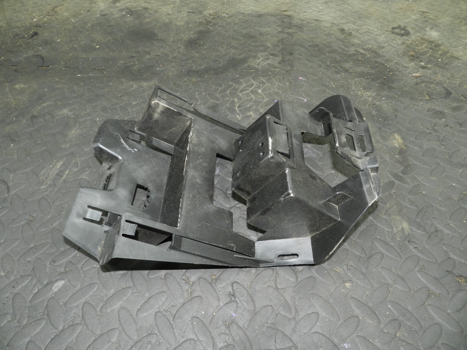 172. 2011 JEEP GRAND CHEROKEE MK4 WK2. 05057649AB PLASTIC INTERIOR FRAME TRIM