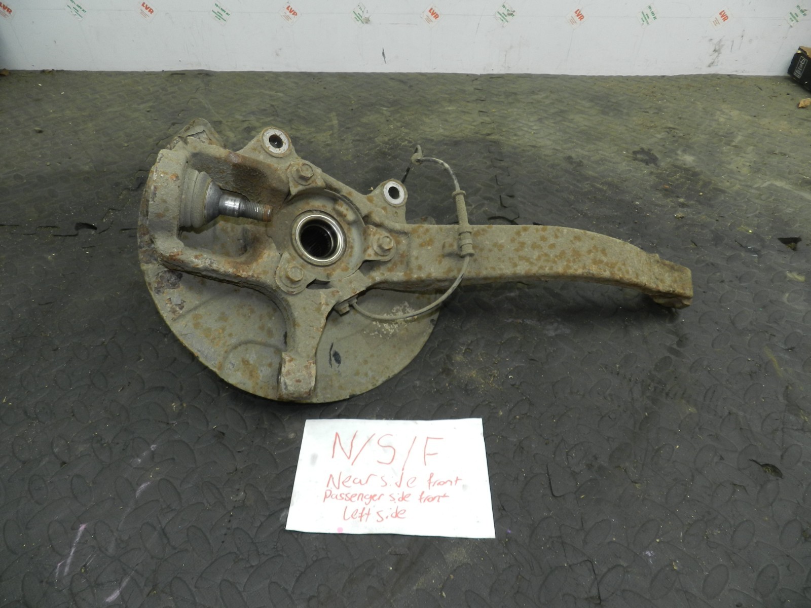 172. 2011 JEEP GRAND CHEROKEE MK4 WK2. PASSENGER SIDE FRONT WHEEL HUB STUB AXLE