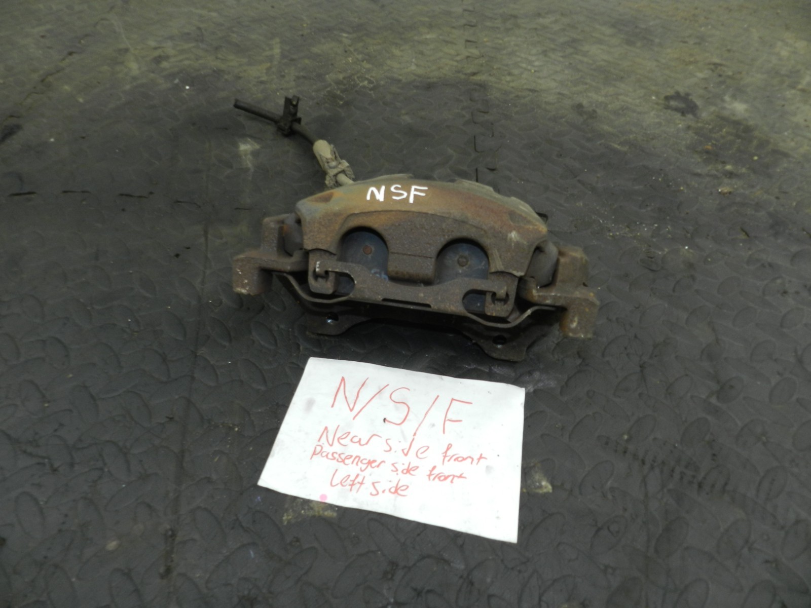 172. 2011 JEEP GRAND CHEROKEE MK4 WK2. PASSENGER FRONT BRAKE CALIPER + CARRIER
