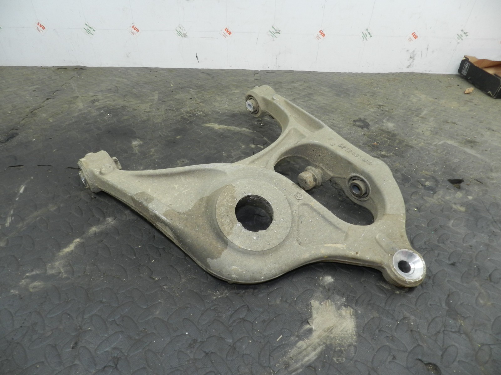 172. 2011 JEEP GRAND CHEROKEE MK4 WK2. DRIVER SIDE REAR LOWER SUSPENSION ARM - Image 2