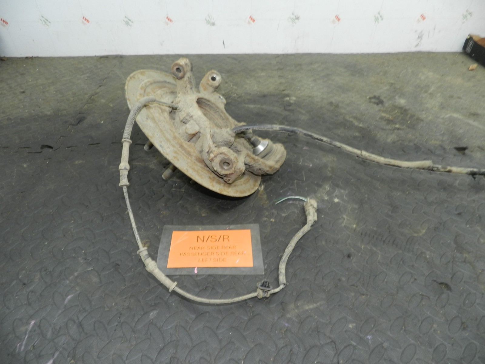172. 2011 JEEP GRAND CHEROKEE MK4 WK2. PASSENGER SIDE REAR WHEEL HUB STUB AXLE