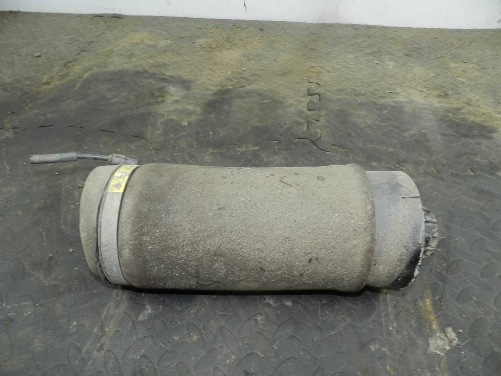 172. 2011 JEEP GRAND CHEROKEE MK4 WK2. PASSENGER REAR SUSPENSION AIR BAG UNIT