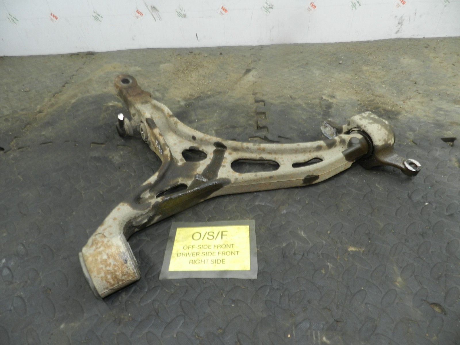 172. 2011 JEEP GRAND CHEROKEE MK4 WK2. DRIVER SIDE FRONT LOWER SUSPENSION ARM