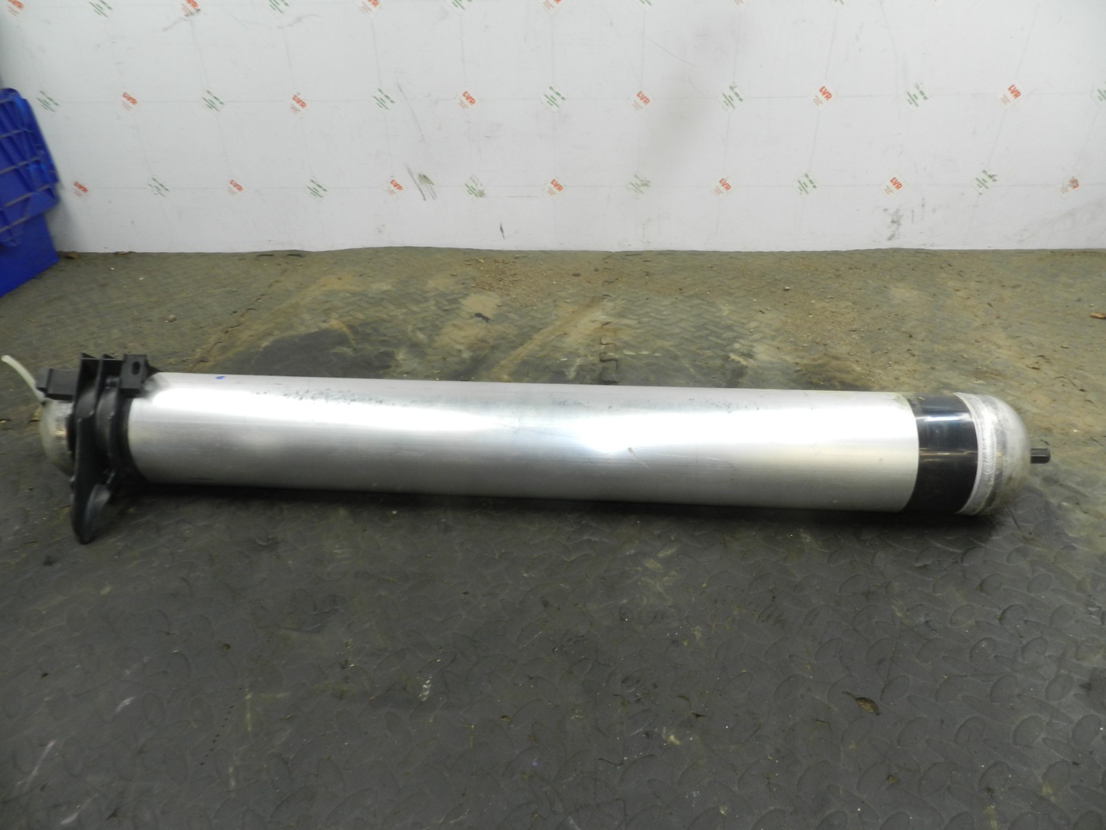 172. 2011 JEEP GRAND CHEROKEE MK4 WK2. AIR SUSPENSION STORAGE TANK