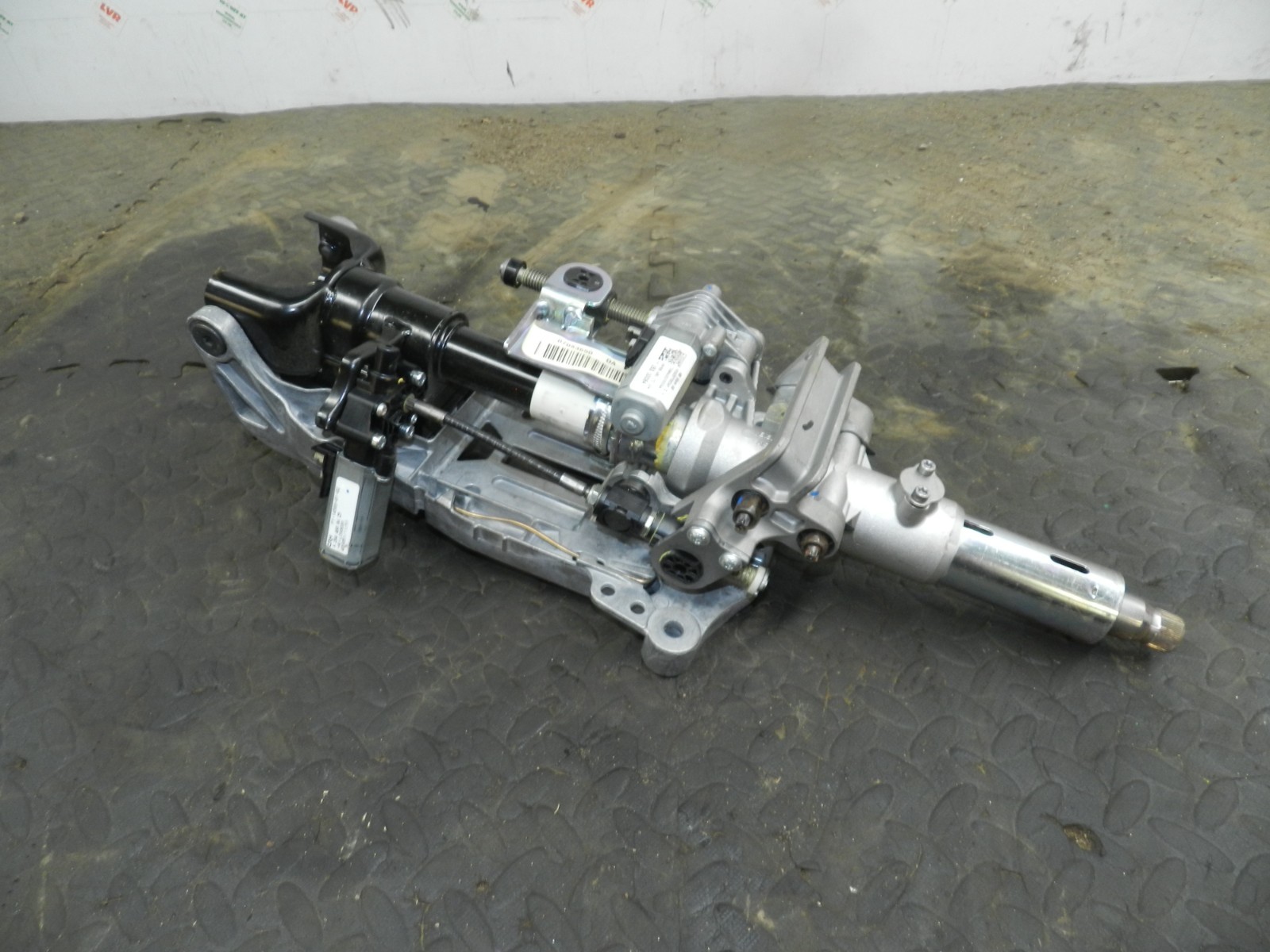 172. 2011 JEEP GRAND CHEROKEE MK4 WK2. STEERING COLUMN