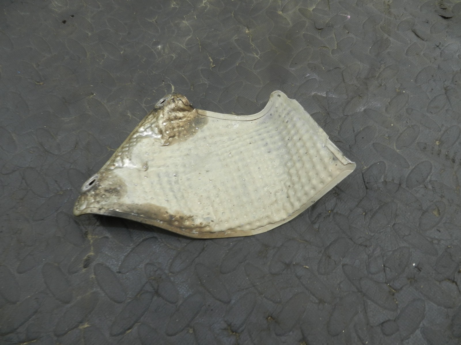 172. 2011 JEEP GRAND CHEROKEE MK4 WK2. HEAT SHIELD PROTECTION