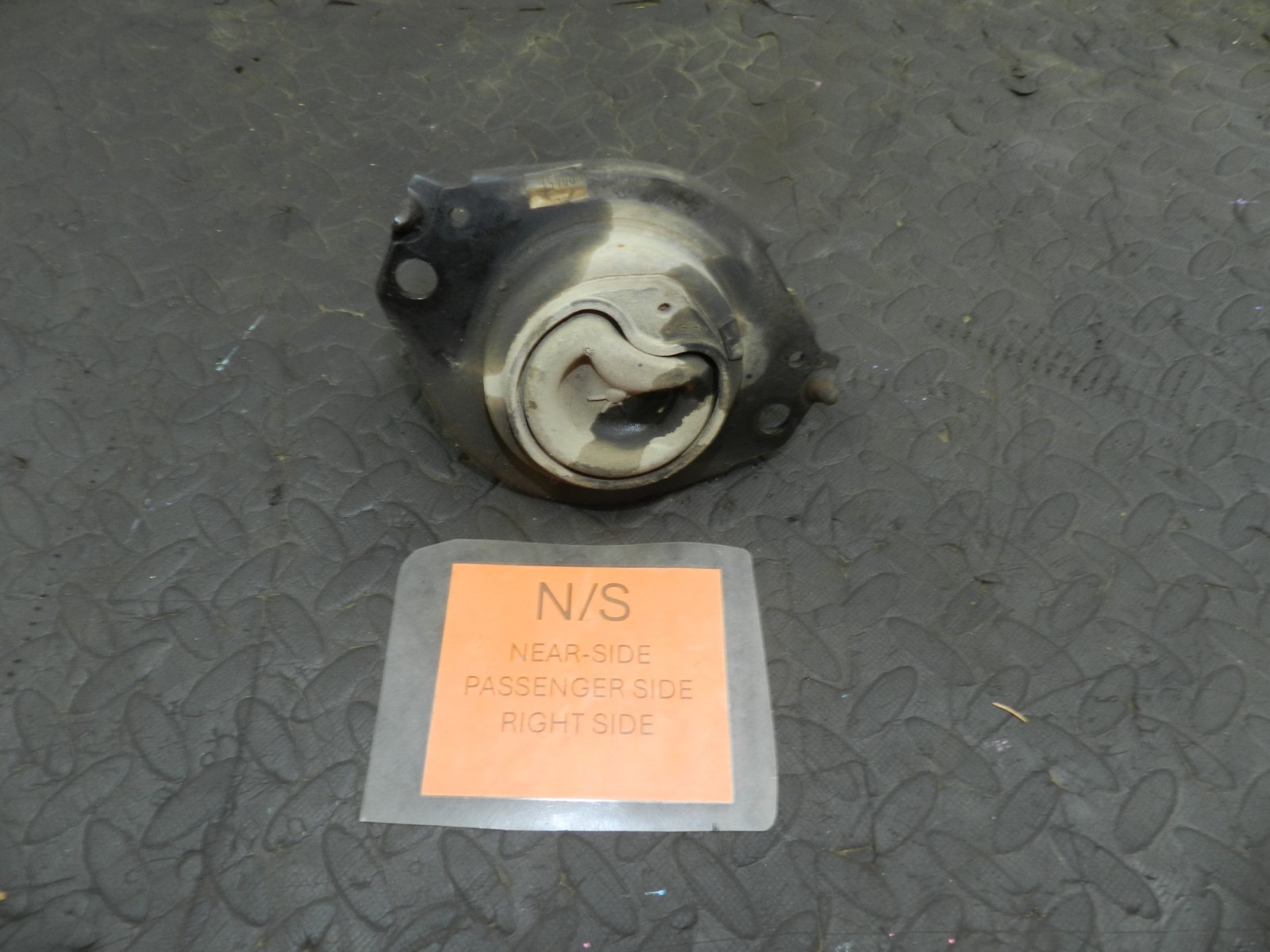 172. 2011 JEEP GRAND CHEROKEE MK4 WK2. PASSENGER SIDE ENGINE MOUNT