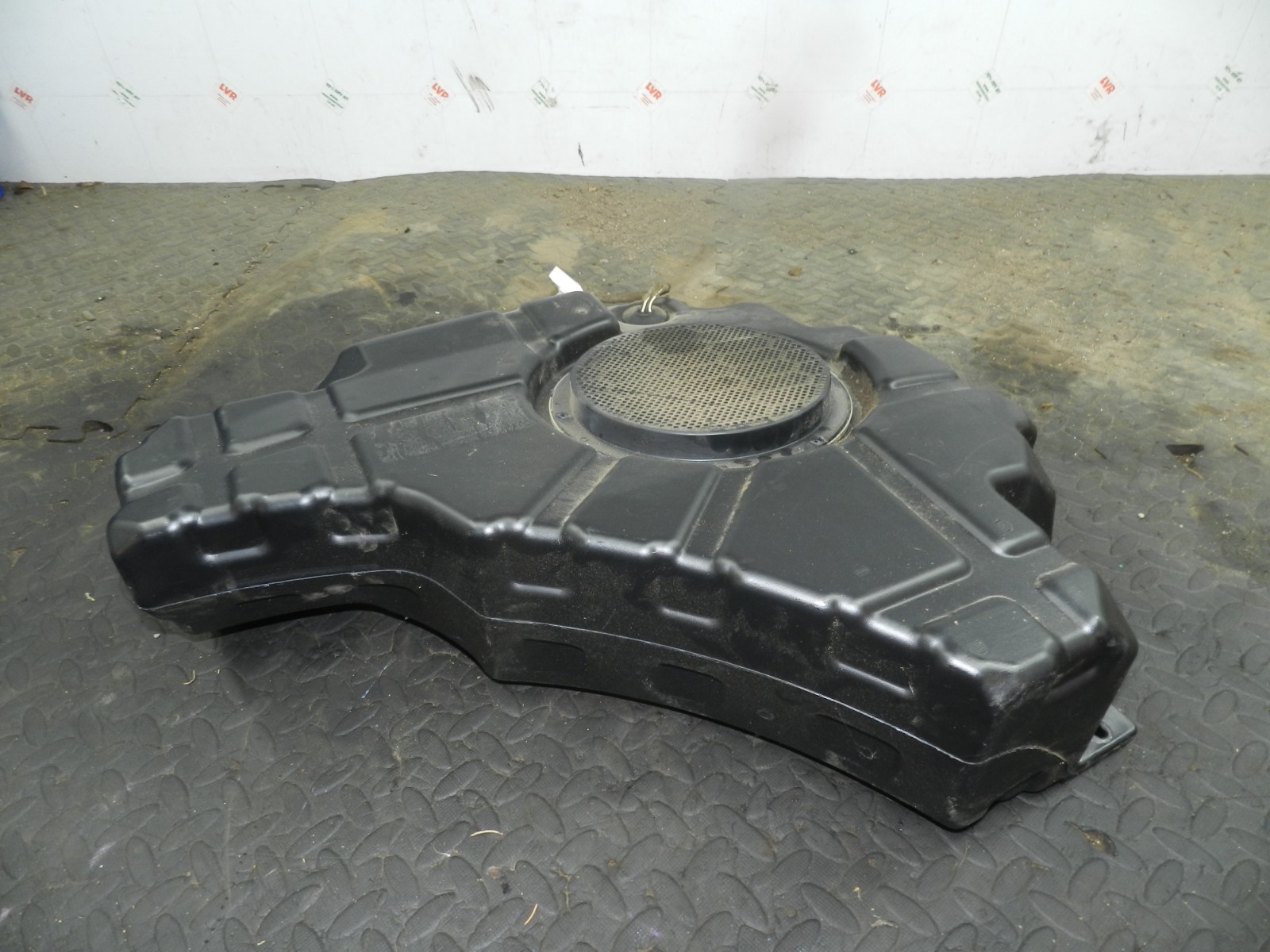172. 2011 JEEP GRAND CHEROKEE MK4 WK2. BOOT SUBWOOFER