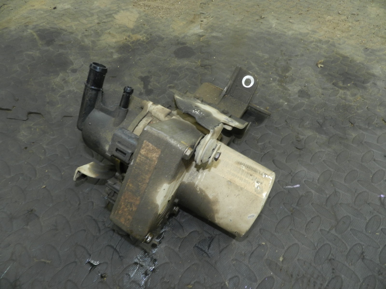 172. 2011 JEEP GRAND CHEROKEE MK4 WK2. POWER STEERING PUMP