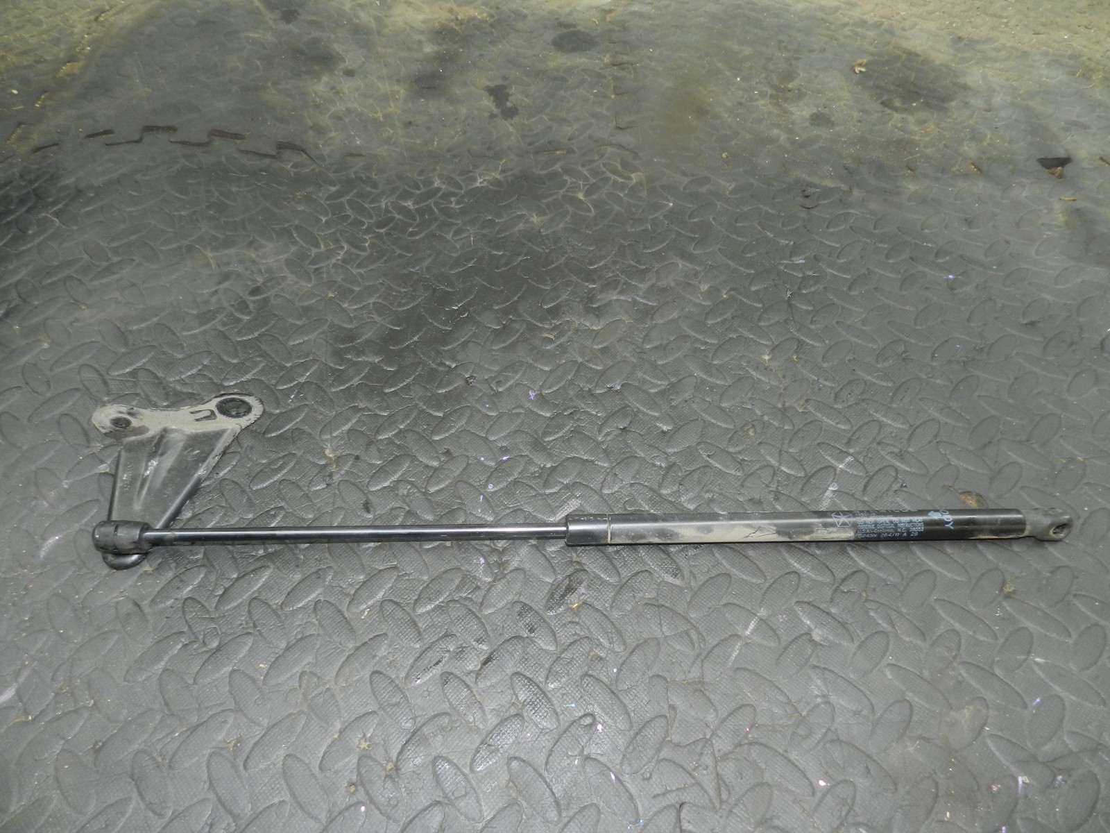 172. 2011 JEEP GRAND CHEROKEE MK4 WK2. BONNET GAS STRUT