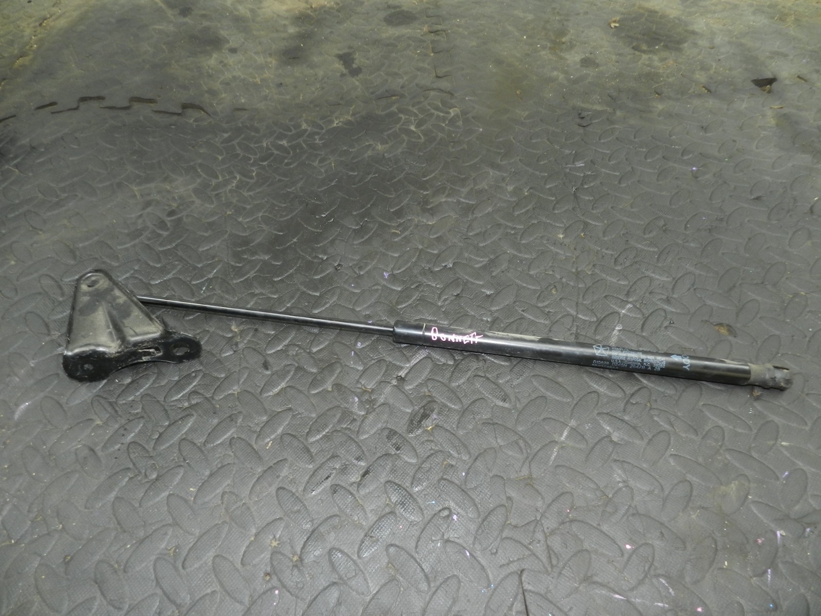 172. 2011 JEEP GRAND CHEROKEE MK4 WK2. BONNET GAS STRUT - Image 2