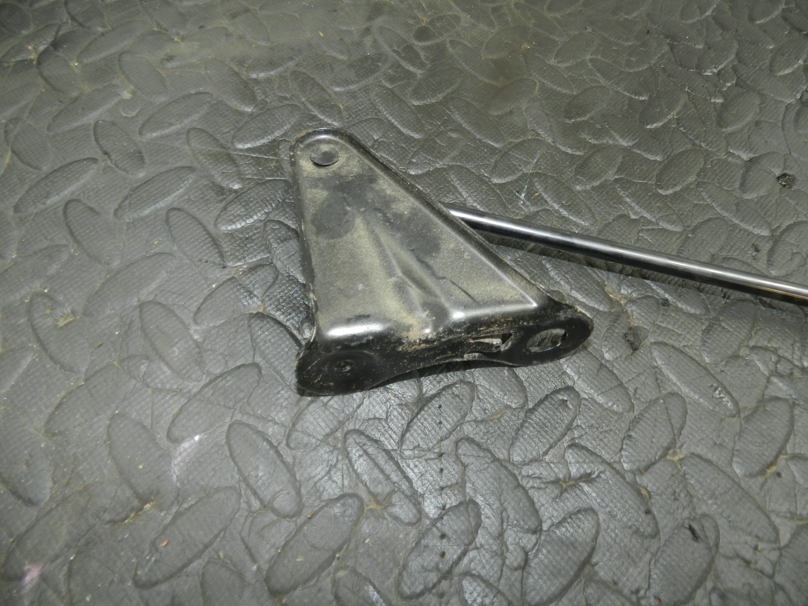 172. 2011 JEEP GRAND CHEROKEE MK4 WK2. BONNET GAS STRUT - Image 3