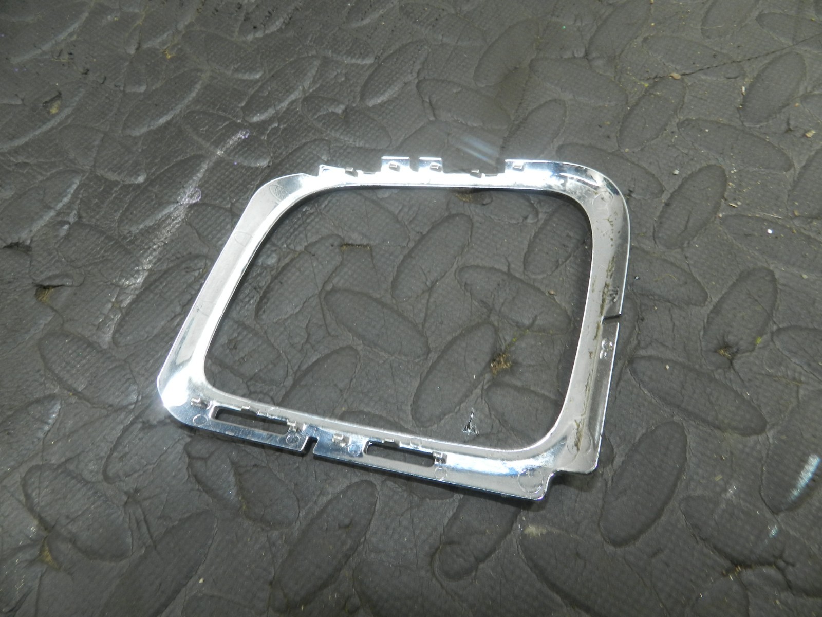 172. 2011 JEEP GRAND CHEROKEE MK4 WK2. CHROME SURROUND TRIM